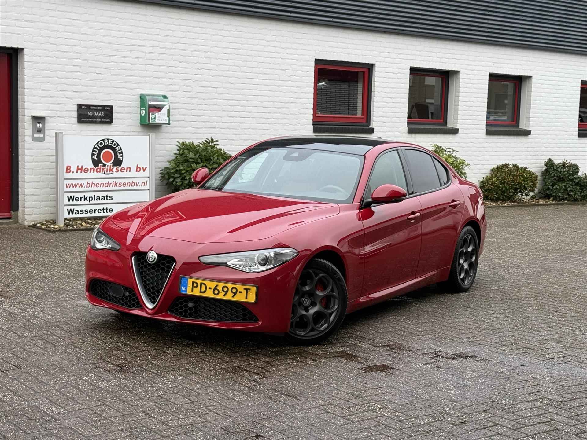 Alfa Romeo Giulia 2.0 TURBO 200pk Aut Super/ Panoramadak/ Lederen bekleding/ Elektrisch verstelbare en verwarmbare stoel/ Camera achter/ DAB/ Origineel NL/ NAP - 40/43