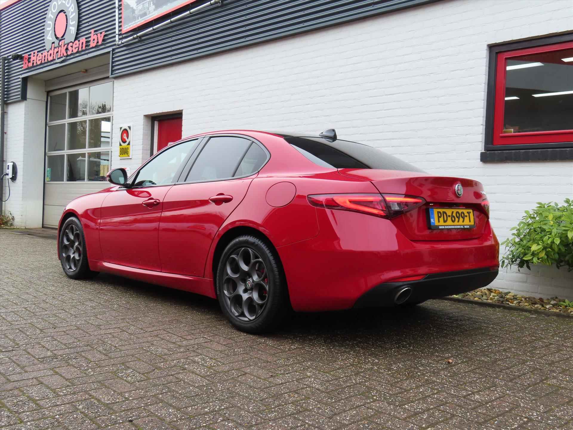 Alfa Romeo Giulia 2.0 TURBO 200pk Aut Super/ Panoramadak/ Lederen bekleding/ Elektrisch verstelbare en verwarmbare stoel/ Camera achter/ DAB/ Origineel NL/ NAP - 41/43