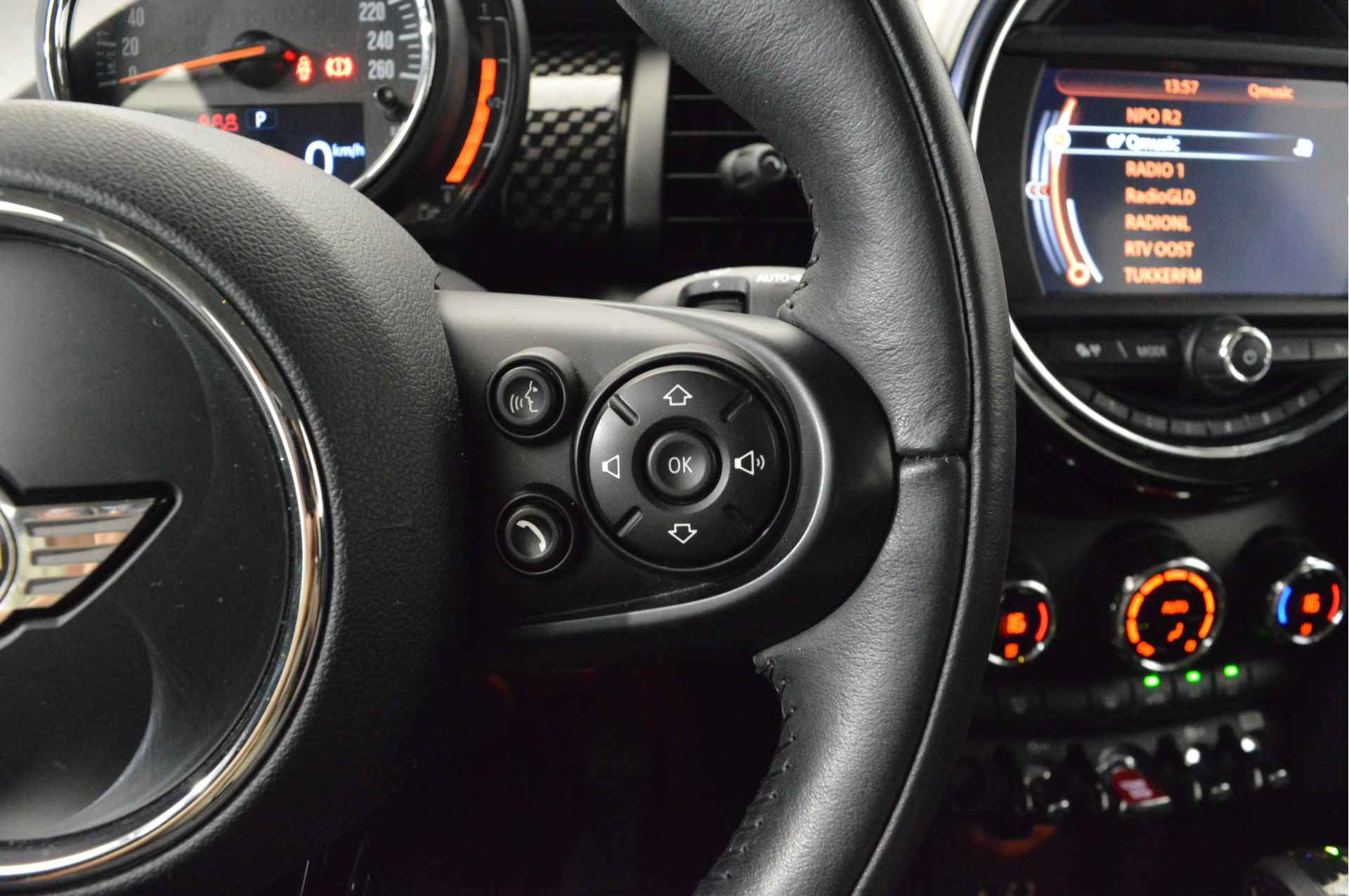 MINI Hatchback Cooper S Chili Automaat / Sportstoelen / LED / Comfort Access / Navigatie / Cruise Control / PDC achter - 9/22