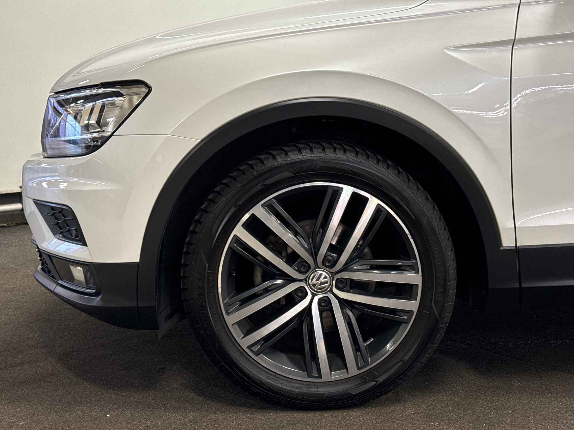 VOLKSWAGEN Tiguan 1.5 TSI 130PK COMFORTLINE BUSINESS NAVI PDC LED TEL 19INCH TREKHAAK NAP - 6/30