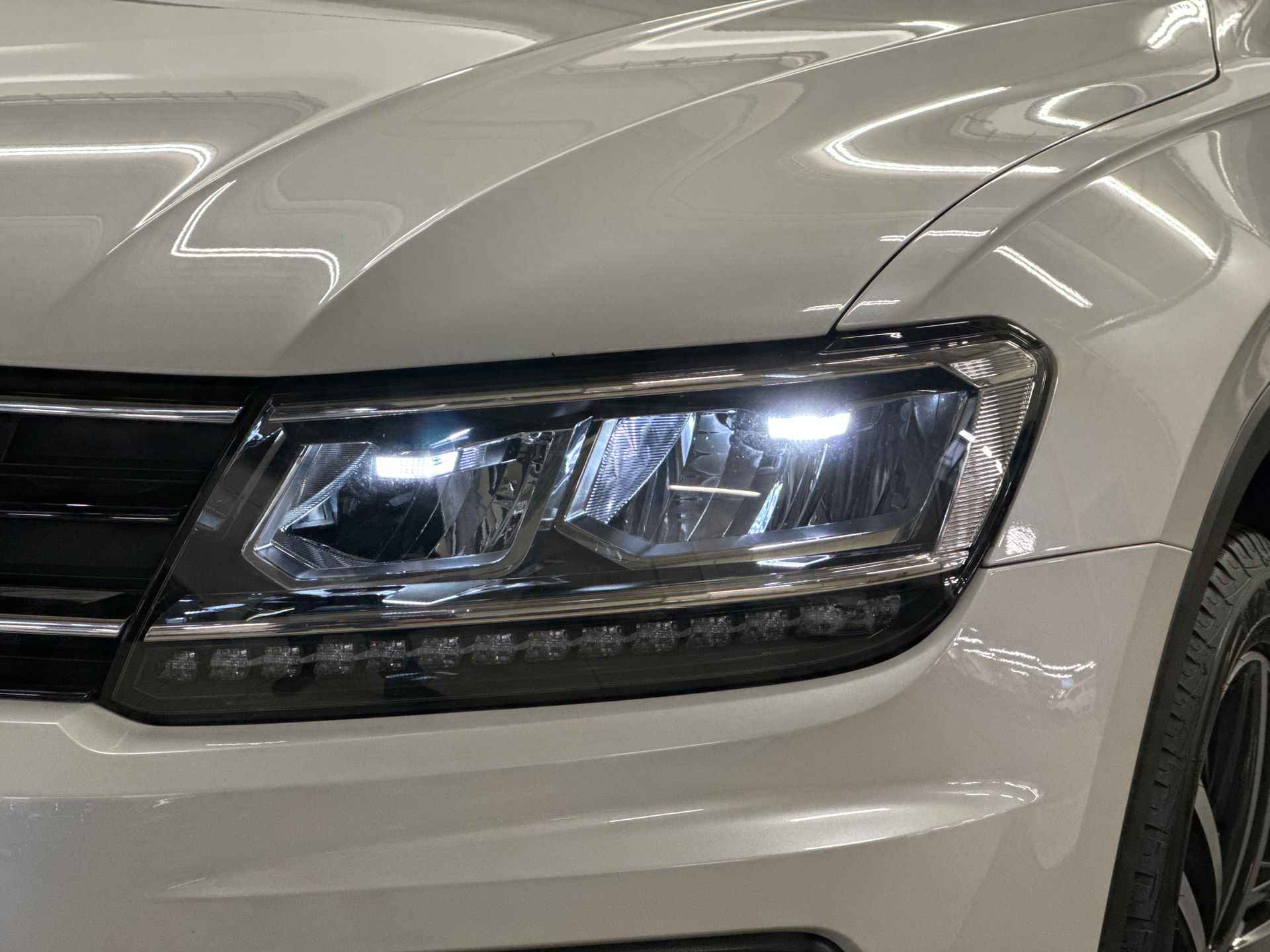 VOLKSWAGEN Tiguan 1.5 TSI 130PK COMFORTLINE BUSINESS NAVI PDC LED TEL 19INCH TREKHAAK NAP - 8/30