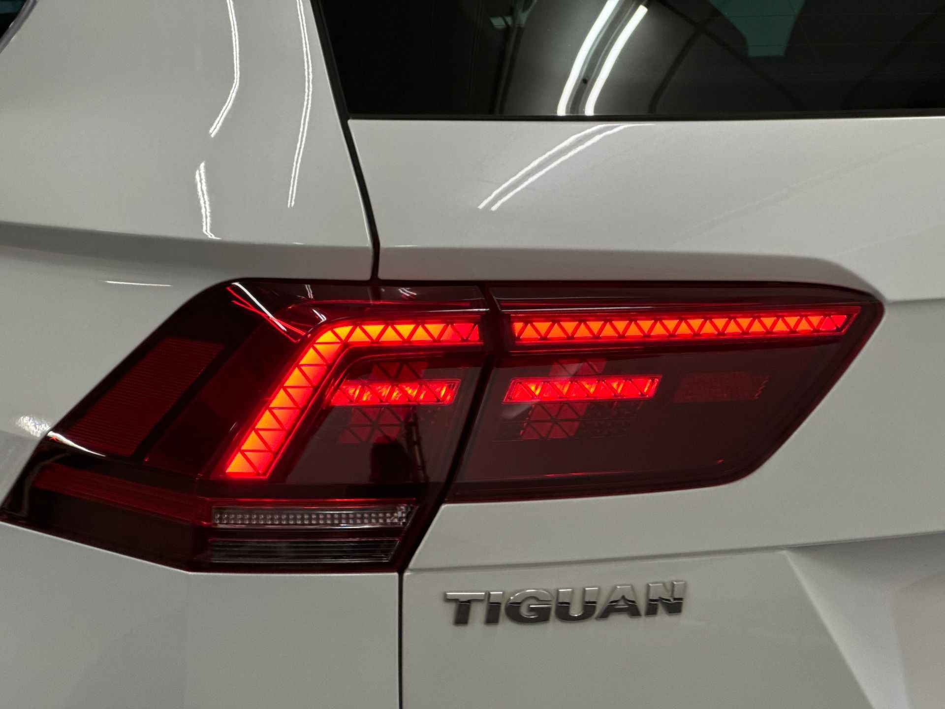 VOLKSWAGEN Tiguan 1.5 TSI 130PK COMFORTLINE BUSINESS NAVI PDC LED TEL 19INCH TREKHAAK NAP - 9/30