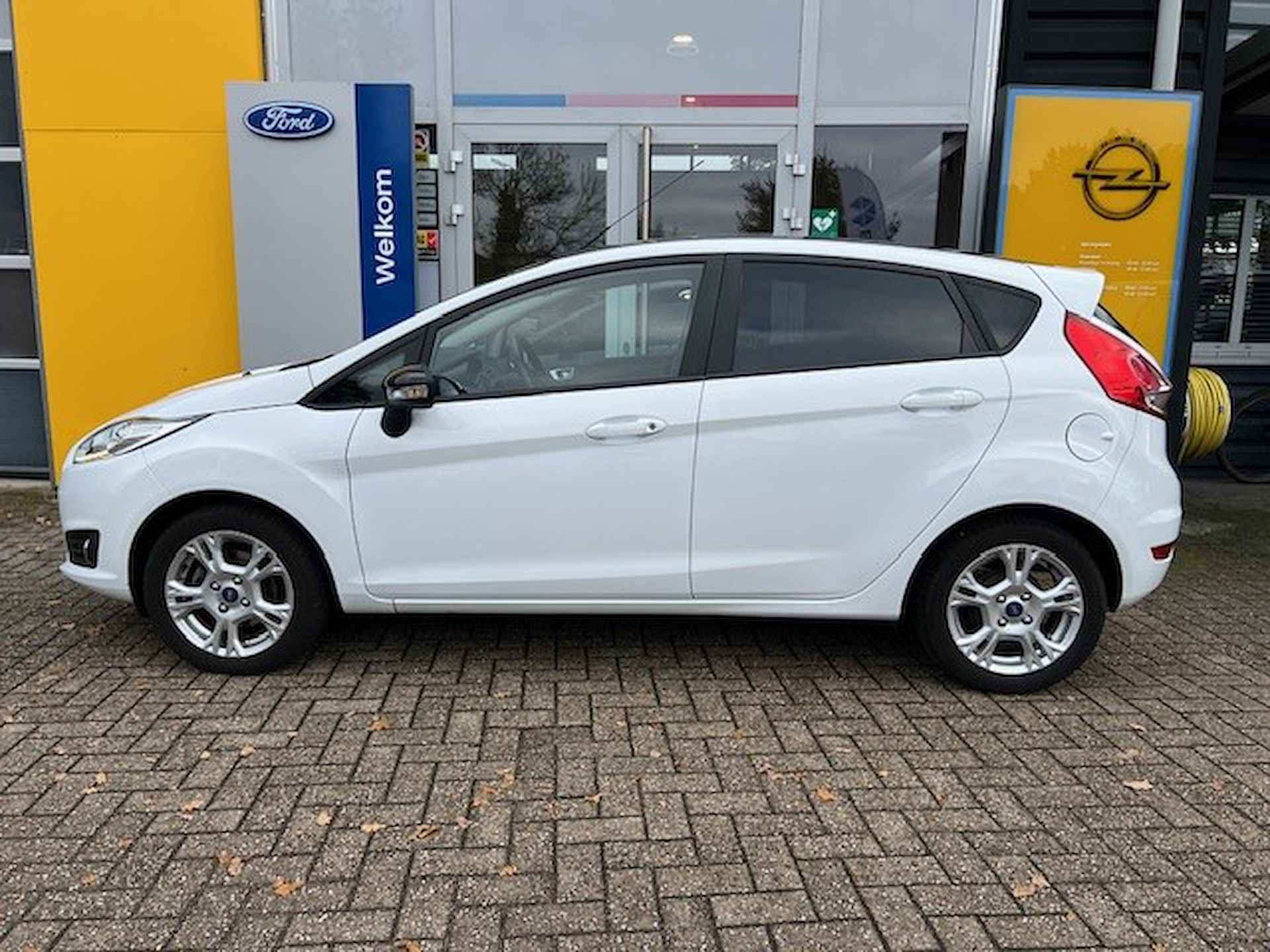 Ford Fiesta 1.0 65PK BLACK & WHITE | NAVIGATIE| BLUETOOTH| ZWART DAK| AIRCO| 100% DEALERONDERHOUDEN - 4/34