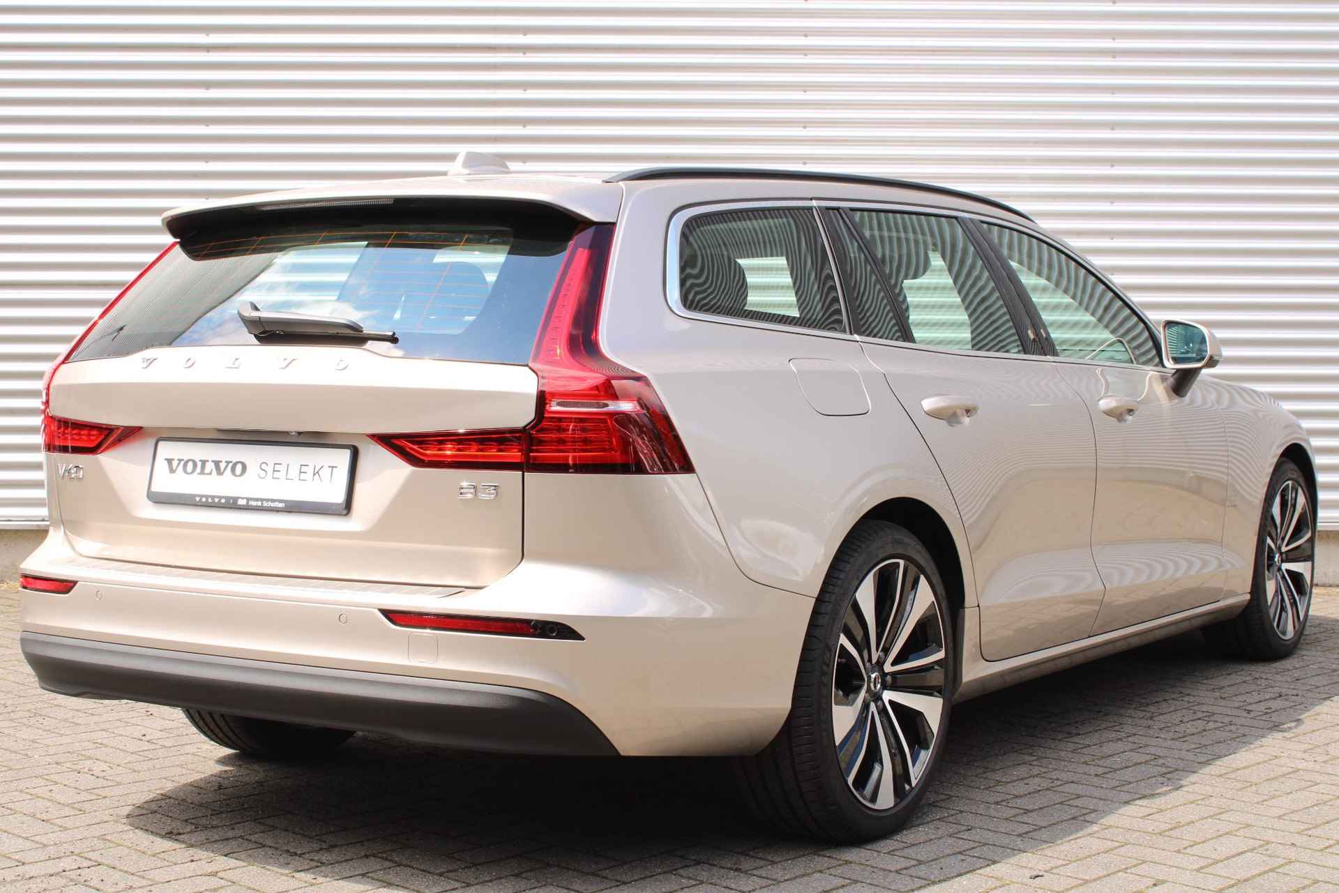 Volvo V60 B3 AUT7 163PK Core, Adaptieve Cruise Control Met Stuurhulp, Stoelverwarming Voor- en Achterin, Stuurverwarming, Keyless Entry, Elektrische Achterklep, Standkachel Met Timer, Park Assist Voor & Achter incl. Camera, 19" Lichtmetalen Velgen, Lederen Bekleding - 3/23