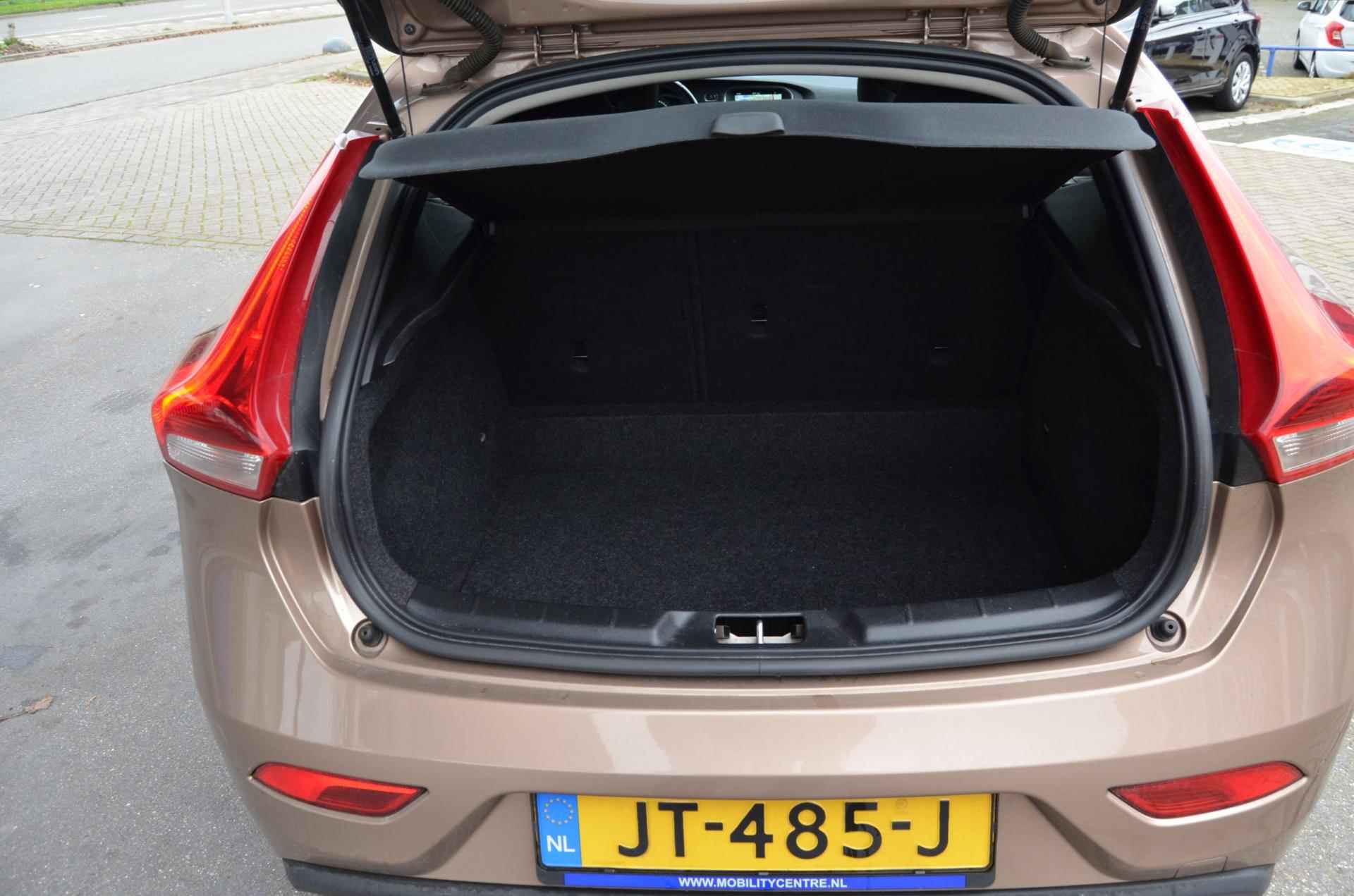 Volvo V40 2.0 D2 Nordic+| AUTOMAAT|MEENEEMRPIJS|DELAEROND.|DISTRIB.GEDAAN OP 203500 - 11/18