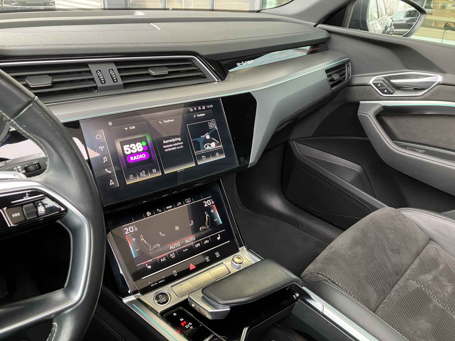 Audi e-tron 50 quattro S edition 71 kWh Metallic/ Digitale cockpit/ Led/ Panoramadak/ S line Int. + Ext. / Elec. Klep./ Camera/ Clima/ Navi/  Parkeersensoren/ 21 lmv/ - 21/30