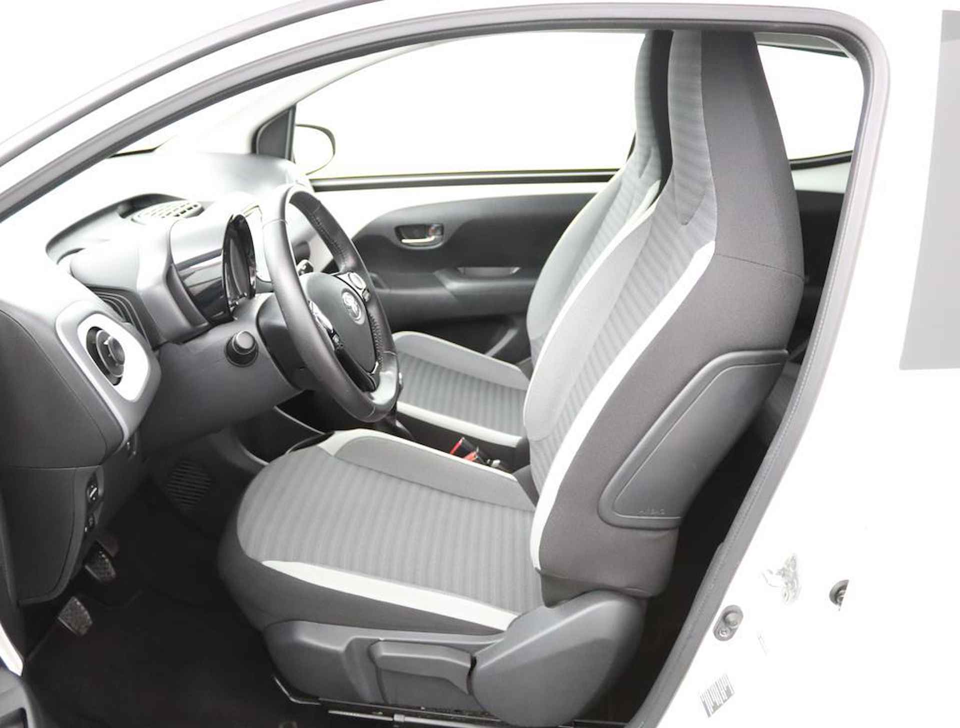 Toyota Aygo 1.0 VVT-i x-play | Apple carplay/Android auto | Groot display met parkeercamera | - 16/51