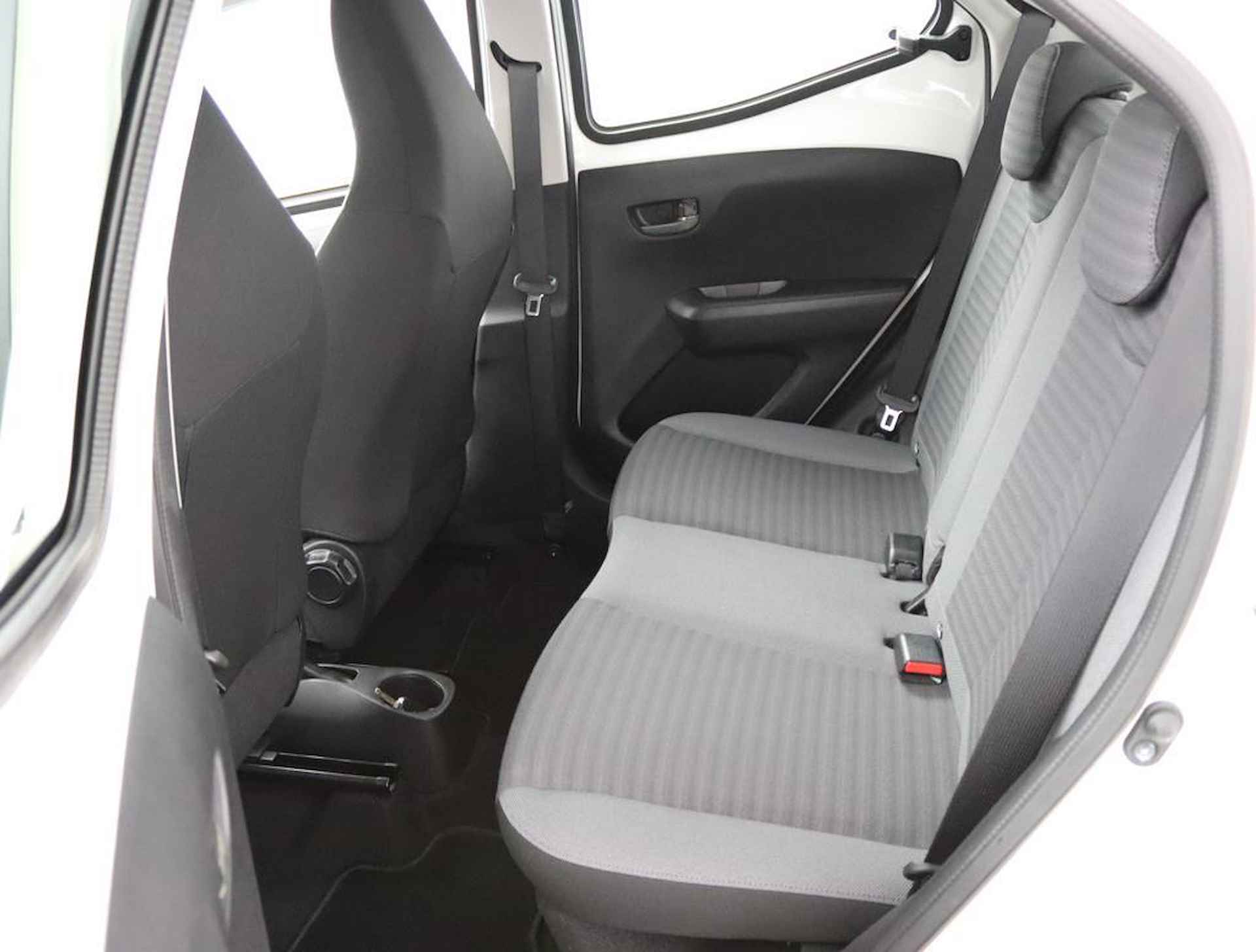 Toyota Aygo 1.0 VVT-i x-play | Apple carplay/Android auto | Groot display met parkeercamera | - 17/51