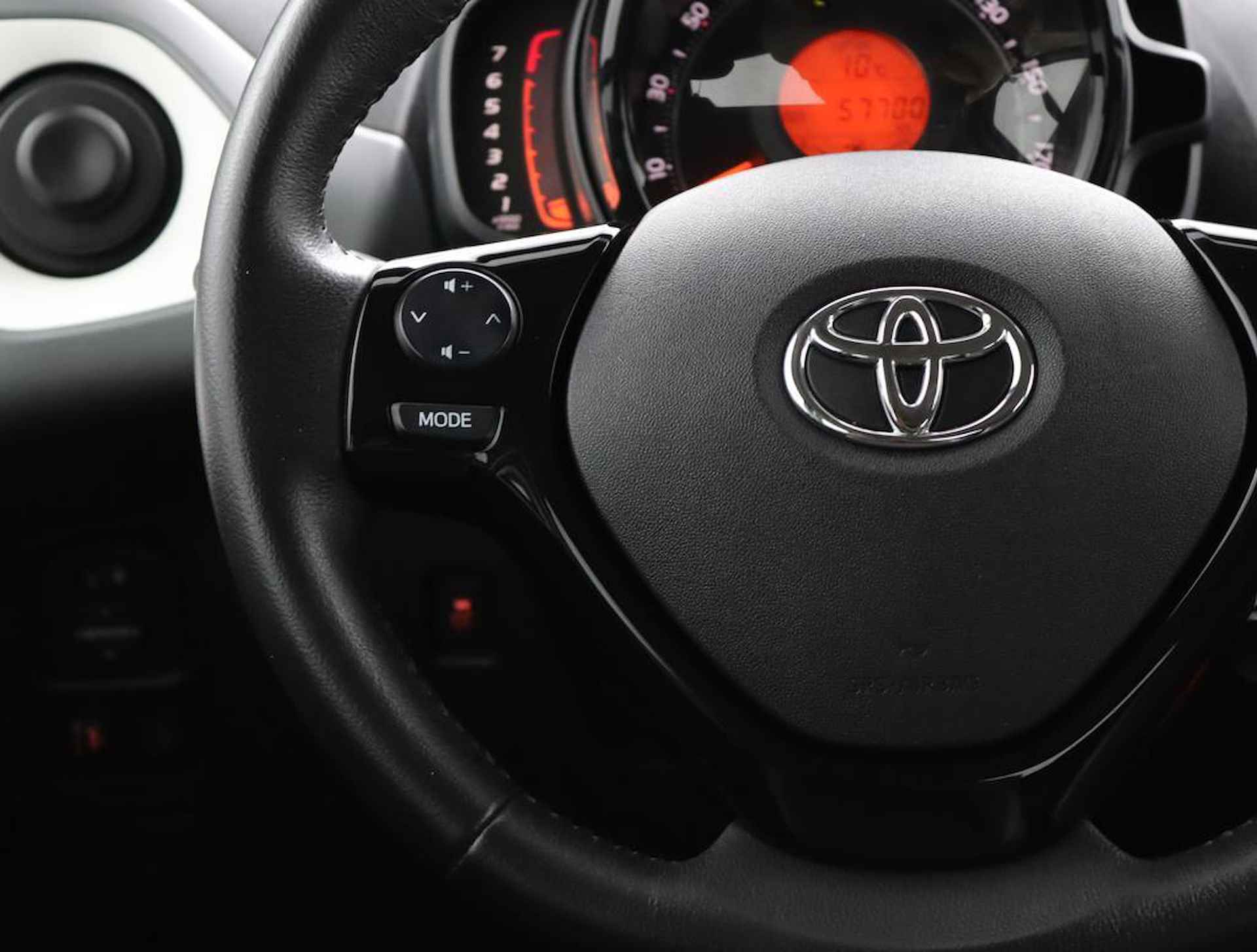 Toyota Aygo 1.0 VVT-i x-play | Apple carplay/Android auto | Groot display met parkeercamera | - 18/51