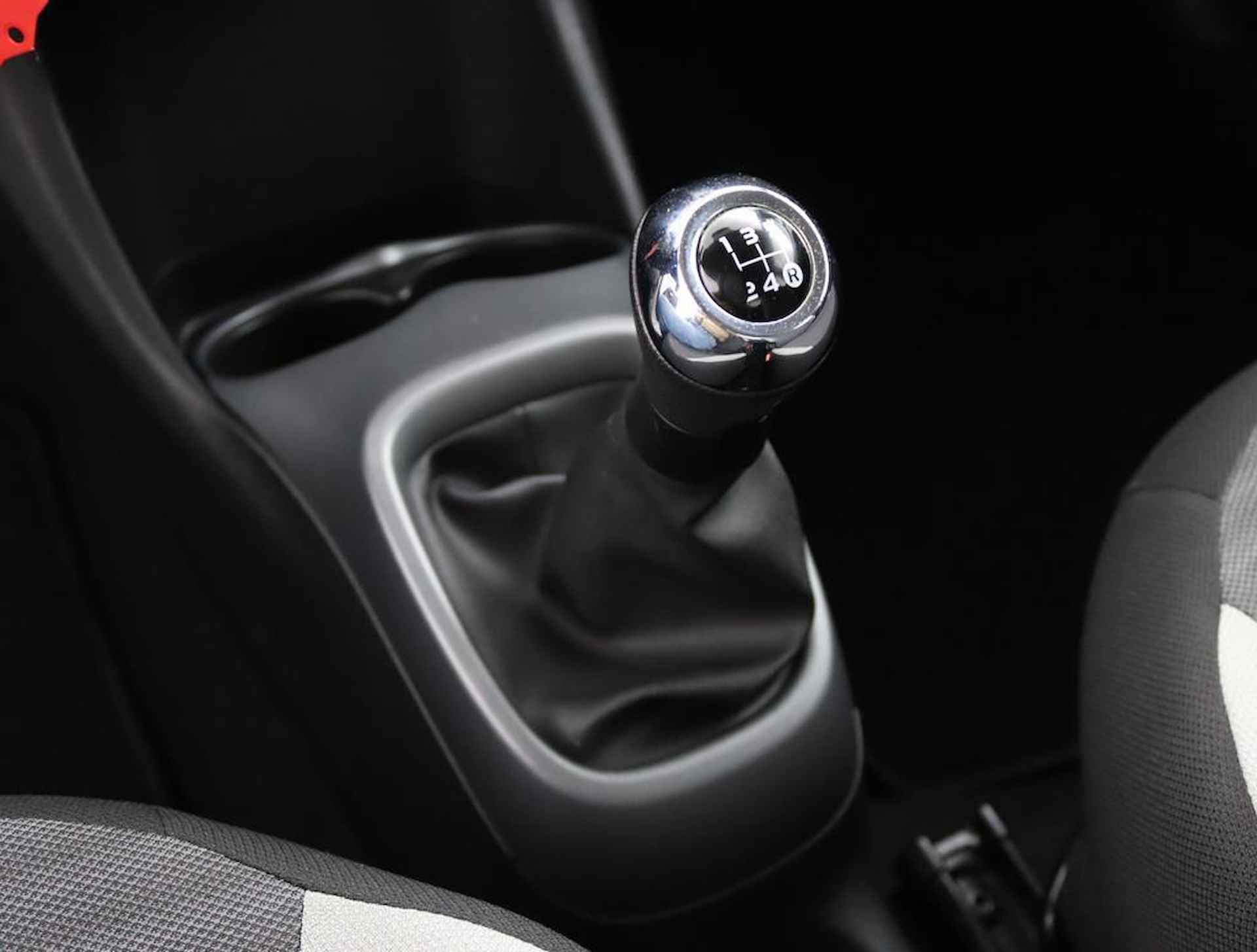 Toyota Aygo 1.0 VVT-i x-play | Apple carplay/Android auto | Groot display met parkeercamera | - 25/51