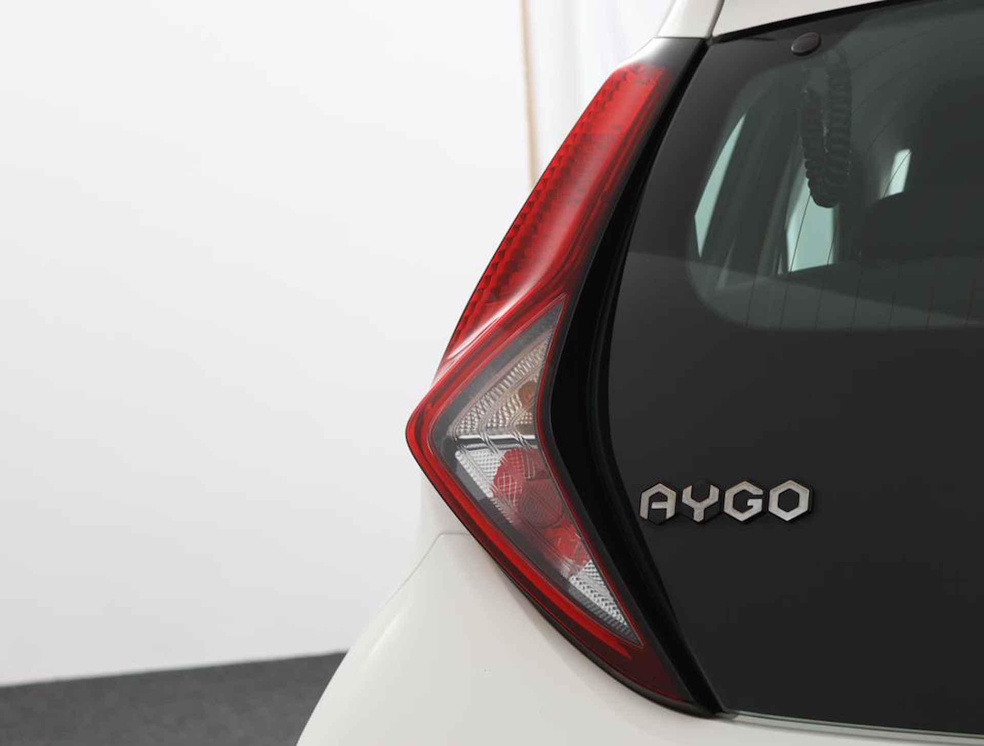 Toyota Aygo 1.0 VVT-i x-play | Apple carplay/Android auto | Groot display met parkeercamera | - 37/51