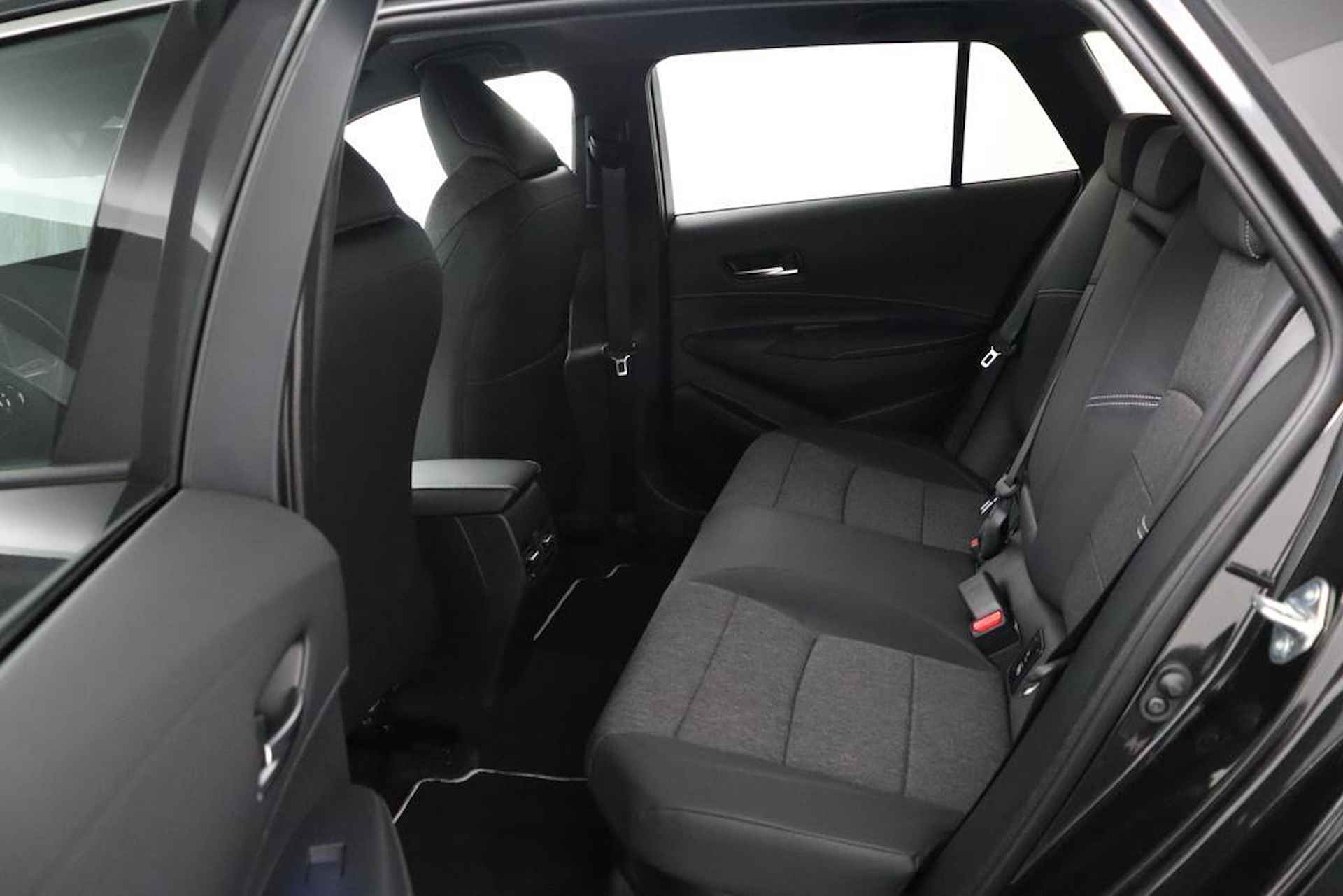 Toyota Corolla Touring Sports 2.0 High Power Hybrid First Edition | Navigatie | Climate-Control | Apple Carplay/Android Auto | Parkeersensoren | Elektrische Achterklep | - 18/47