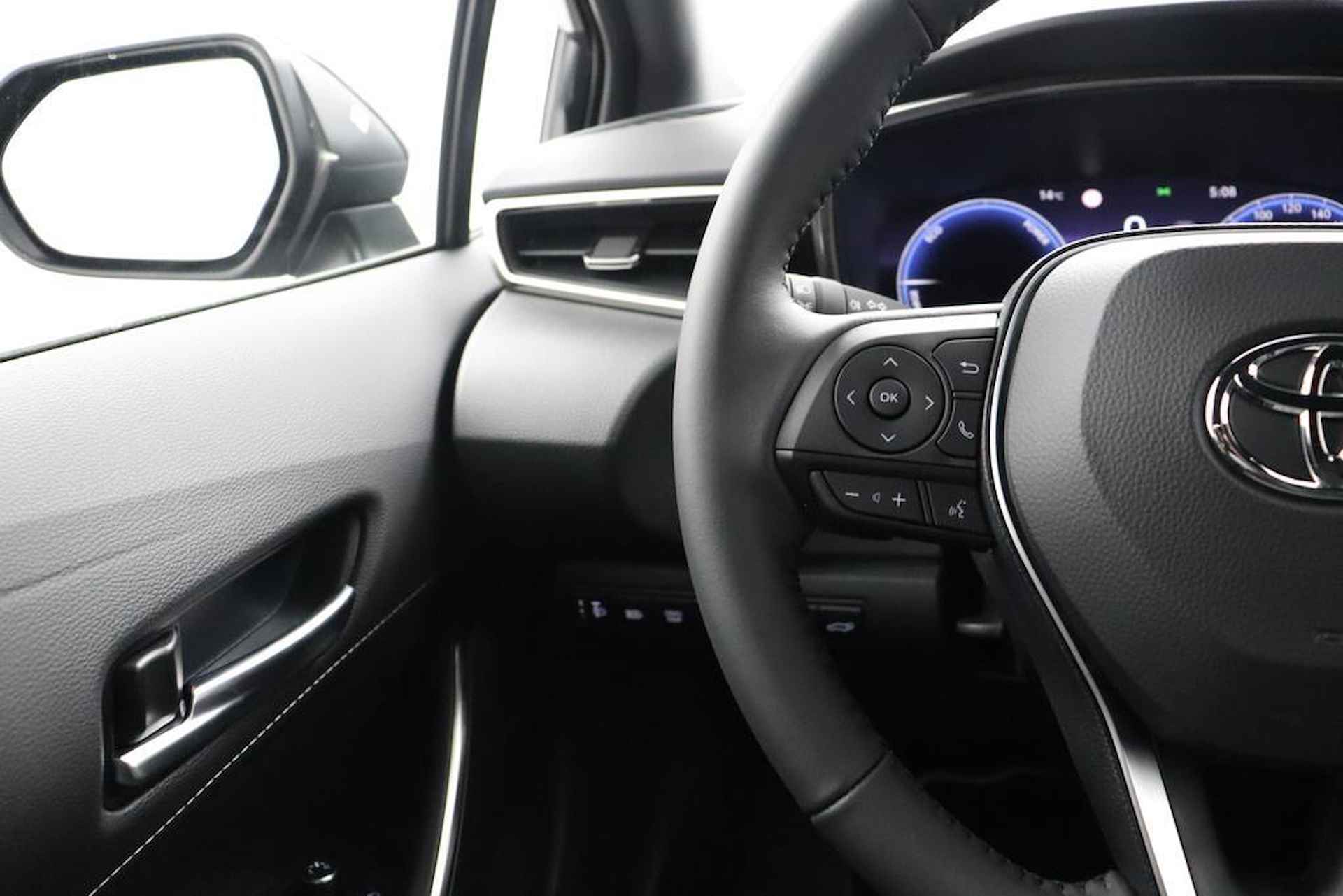 Toyota Corolla Touring Sports 2.0 High Power Hybrid First Edition | Navigatie | Climate-Control | Apple Carplay/Android Auto | Parkeersensoren | Elektrische Achterklep | - 19/47