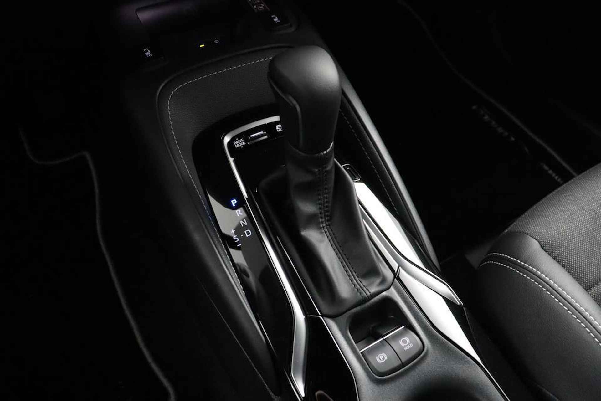 Toyota Corolla Touring Sports 2.0 High Power Hybrid First Edition | Navigatie | Climate-Control | Apple Carplay/Android Auto | Parkeersensoren | Elektrische Achterklep | - 26/47
