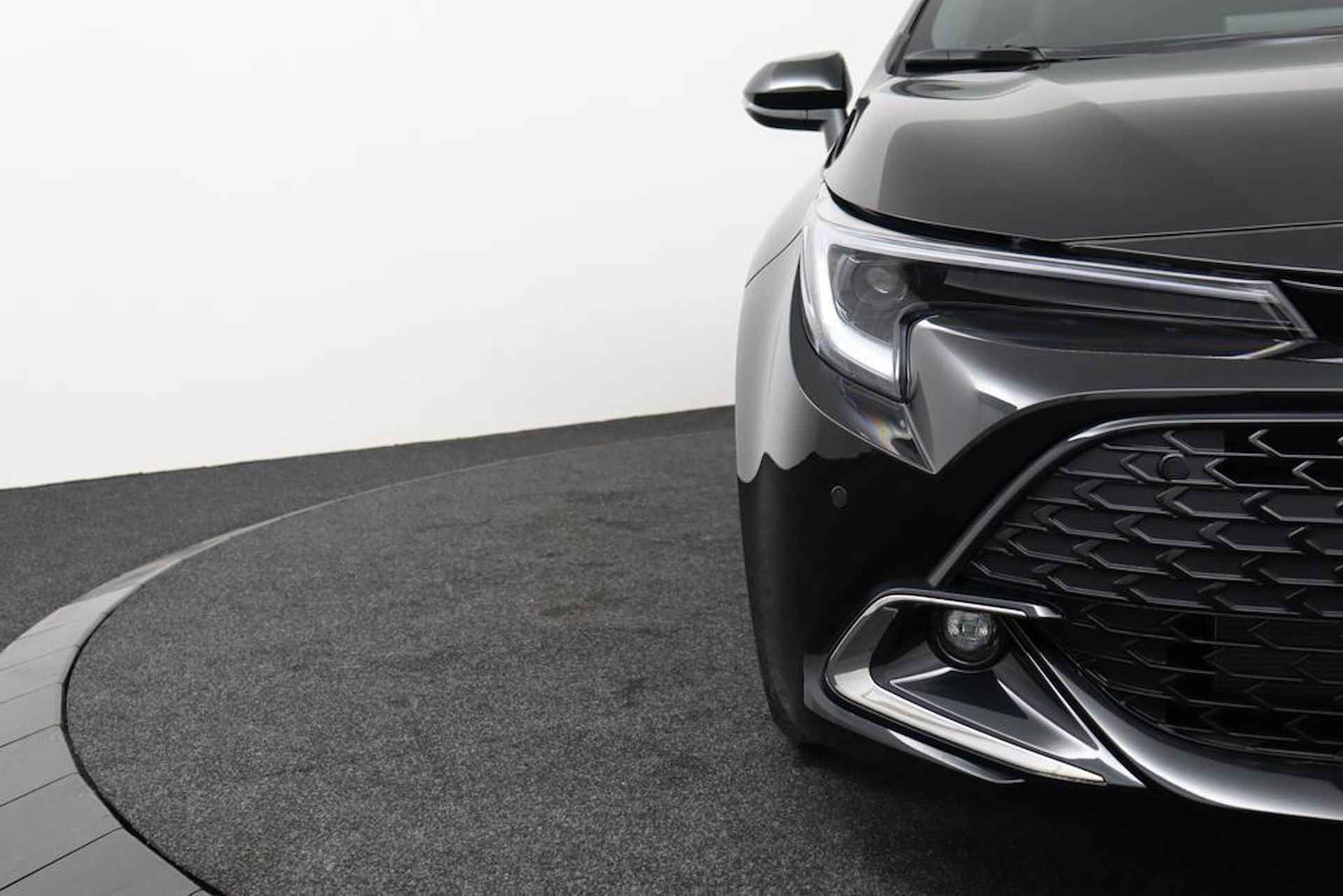 Toyota Corolla Touring Sports 2.0 High Power Hybrid First Edition | Navigatie | Climate-Control | Apple Carplay/Android Auto | Parkeersensoren | Elektrische Achterklep | - 35/47