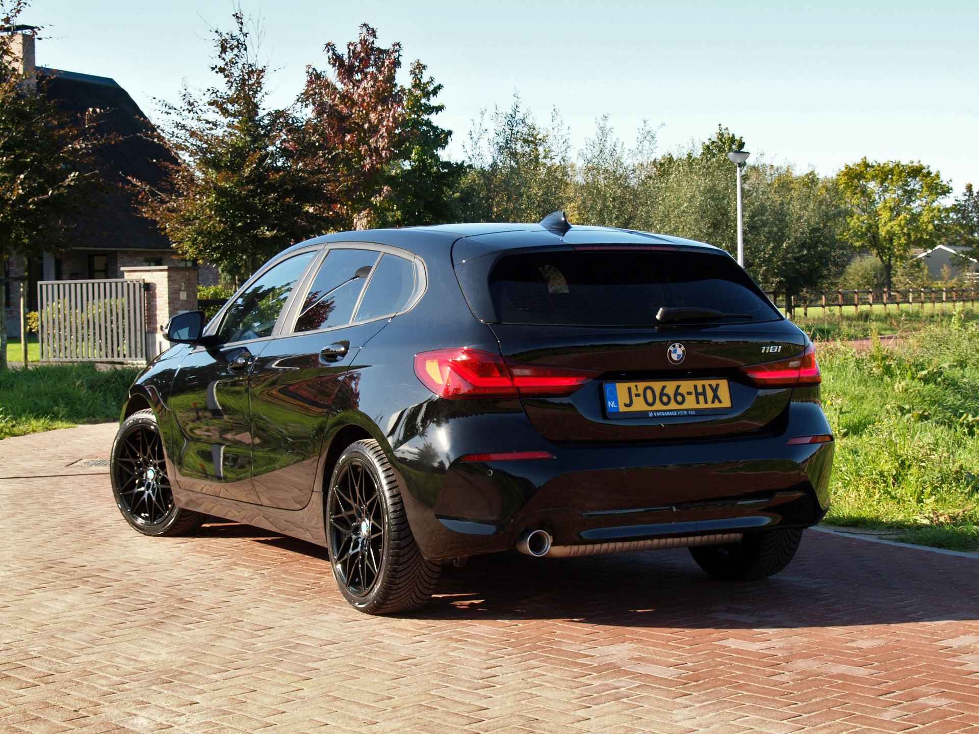 BMW 1-serie 118i Executive Edition | LED Koplampen | 18 Inch | Cruise Control | NL-Auto | - 2/33