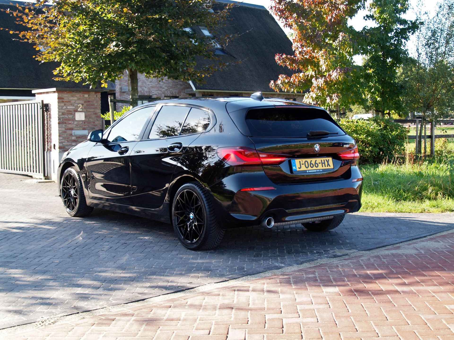 BMW 1-serie 118i Executive Edition | LED Koplampen | 18 Inch | Cruise Control | NL-Auto | - 8/33