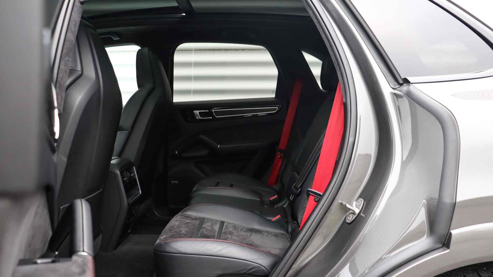 Porsche Cayenne 4.0 GTS | Panoramadak | BOSE Sound | Trekhaak | LED Matrix | Achterasbesturing - 28/37
