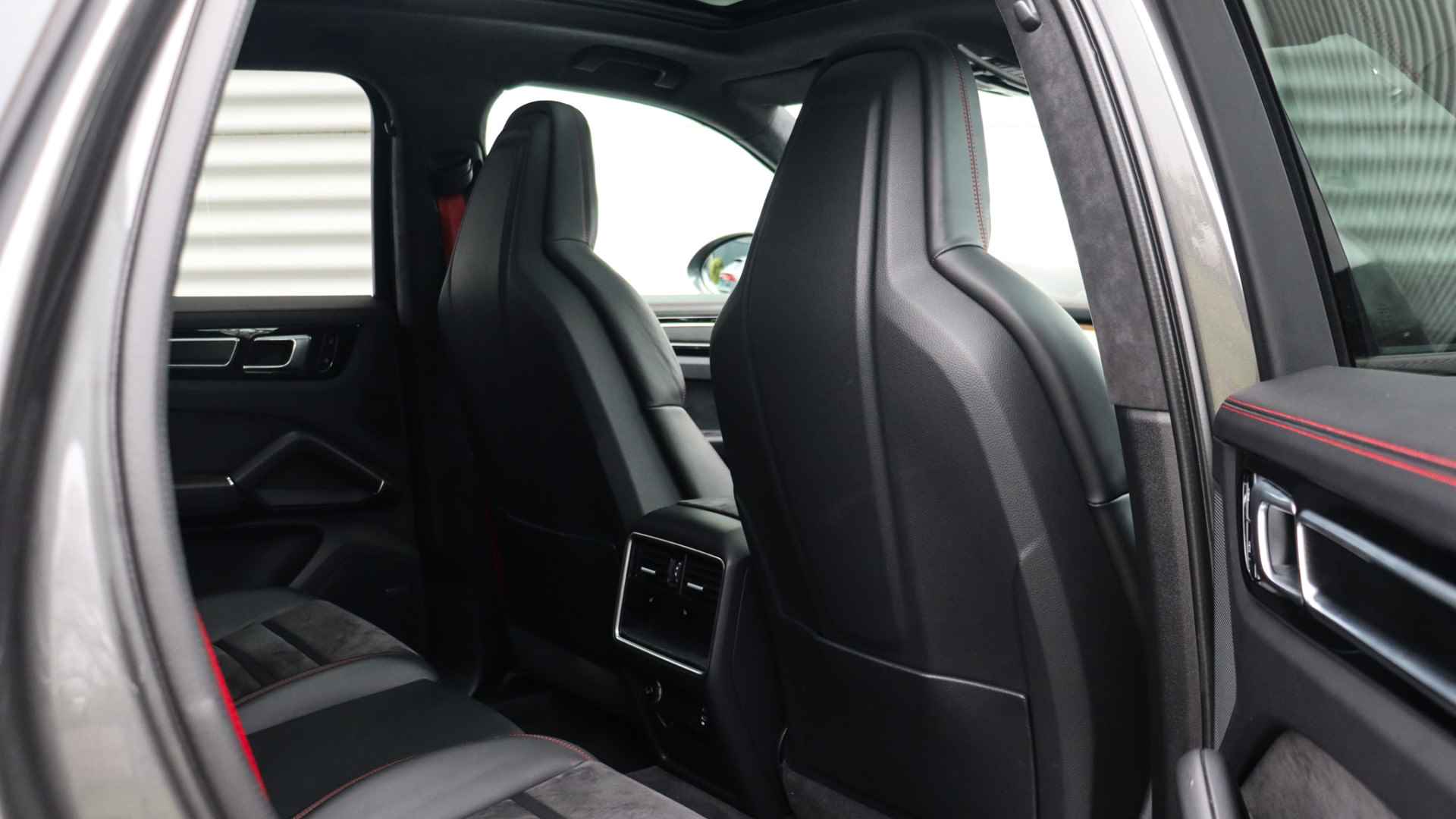 Porsche Cayenne 4.0 GTS | Panoramadak | BOSE Sound | Trekhaak | LED Matrix | Achterasbesturing - 29/37