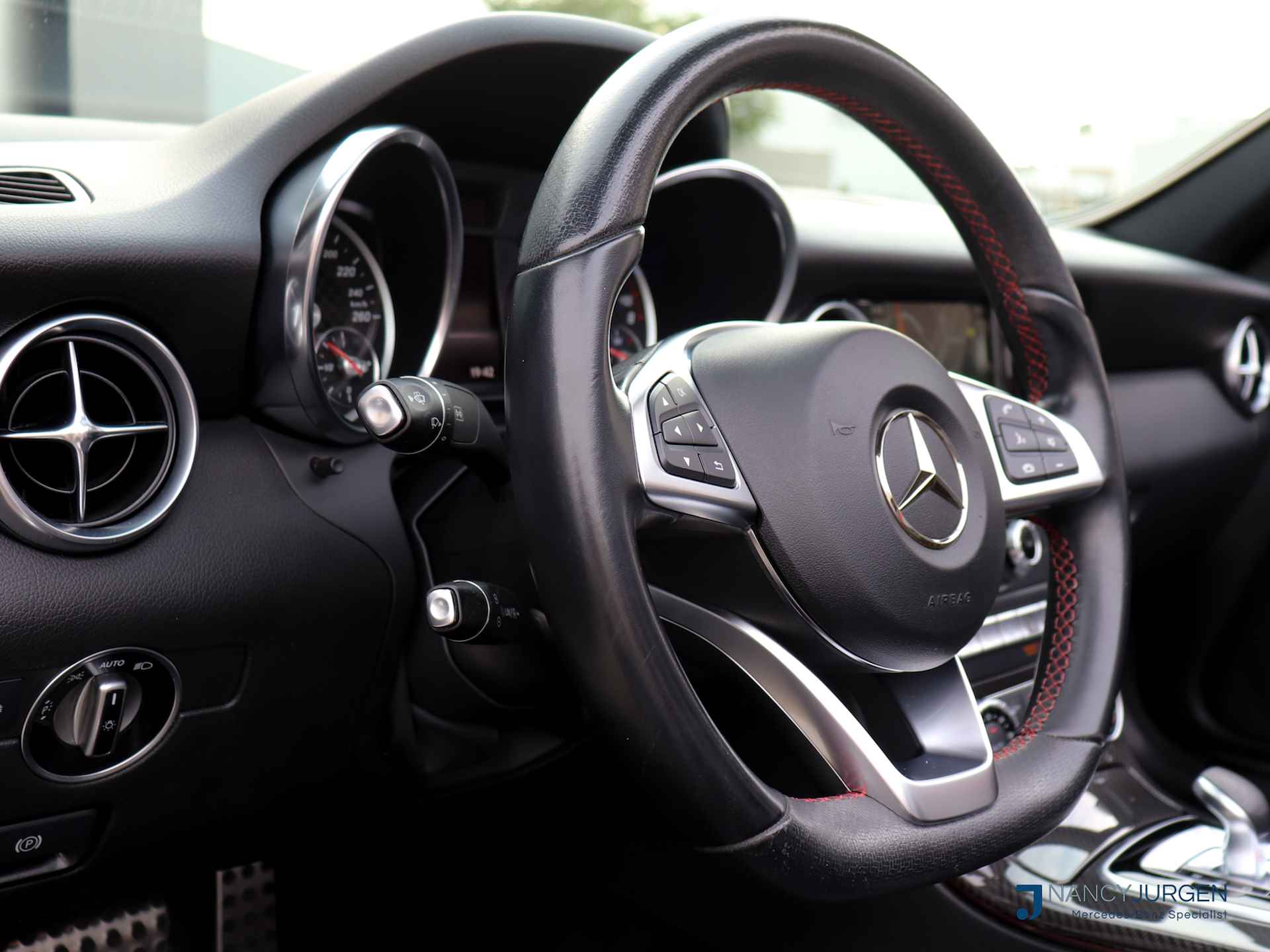 Mercedes-Benz SLC 300 AMG | Red Art Edition | 9-G Automaat | Airscarf | Stoelverwarming | Comand Navi | Pano | Apple Car Play | Modeljaar 2018 | UNIEKE Cabrio !! | Volledig dealeronderhouden!! - 15/48