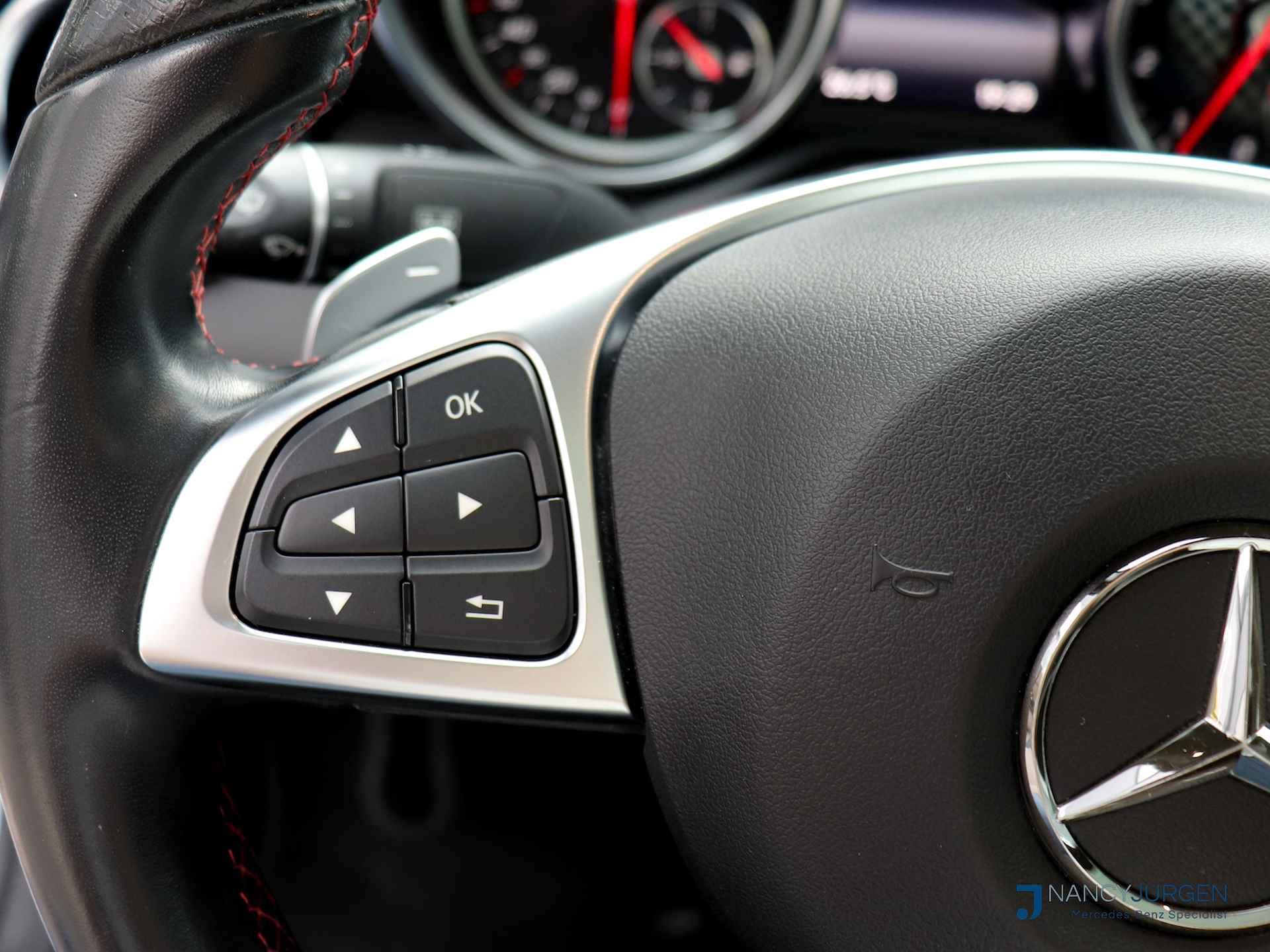 Mercedes-Benz SLC 300 AMG | Red Art Edition | 9-G Automaat | Airscarf | Stoelverwarming | Comand Navi | Pano | Apple Car Play | Modeljaar 2018 | UNIEKE Cabrio !! | Volledig dealeronderhouden!! - 21/48