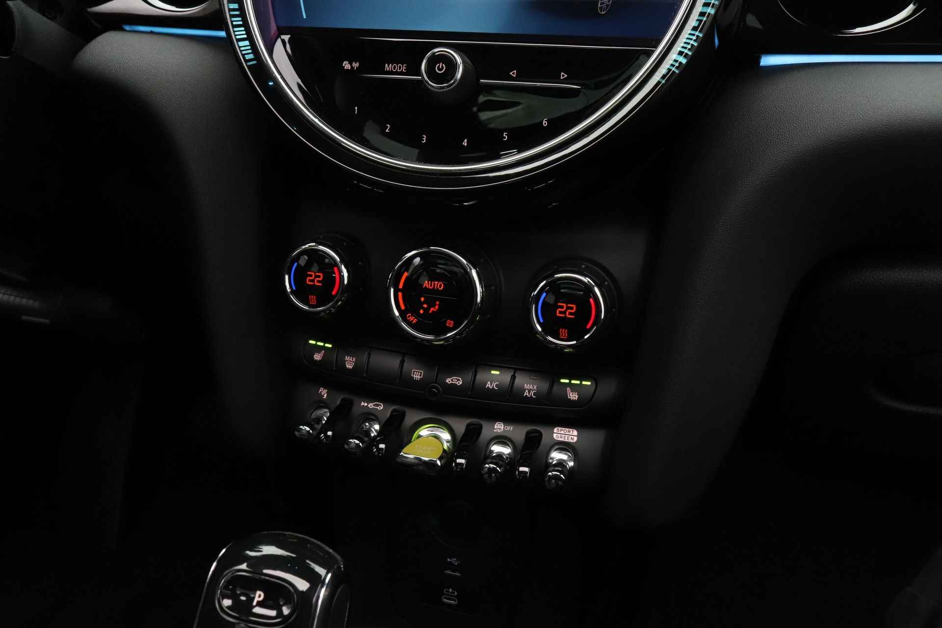 MINI Electric Classic | 17" LM Tentacle Spoke  |  Glazen panoramadak |  Harman-Kardon sound system |  MINI Navigatiesysteem |  Park Assistant | - 22/27