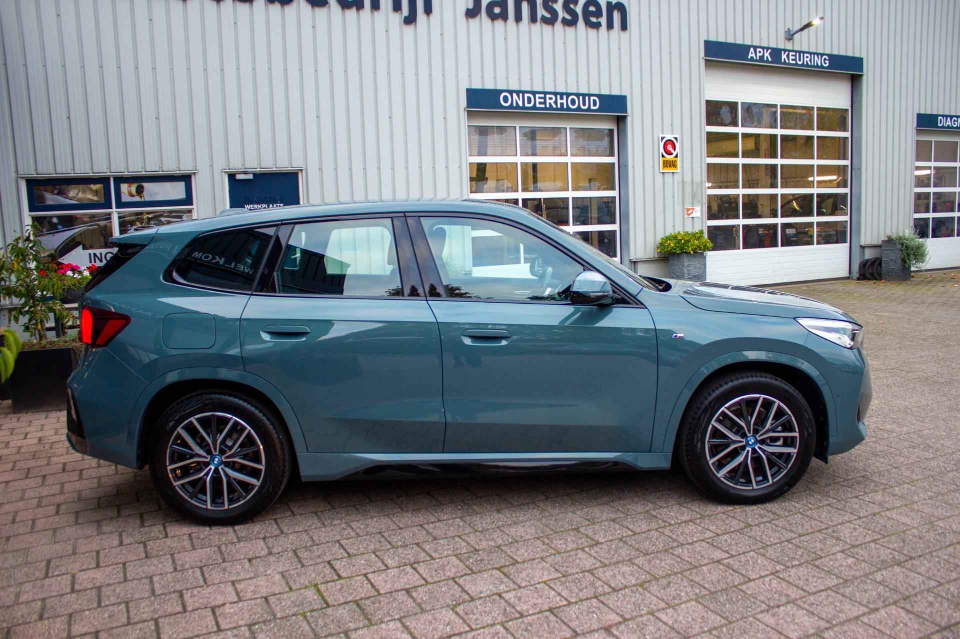 BMW IX1 XDrive30 67 kWh M-Sport | Prijs rijklaar incl. 12 mnd garantie | Camera Navi Pakeerhulp - 9/53