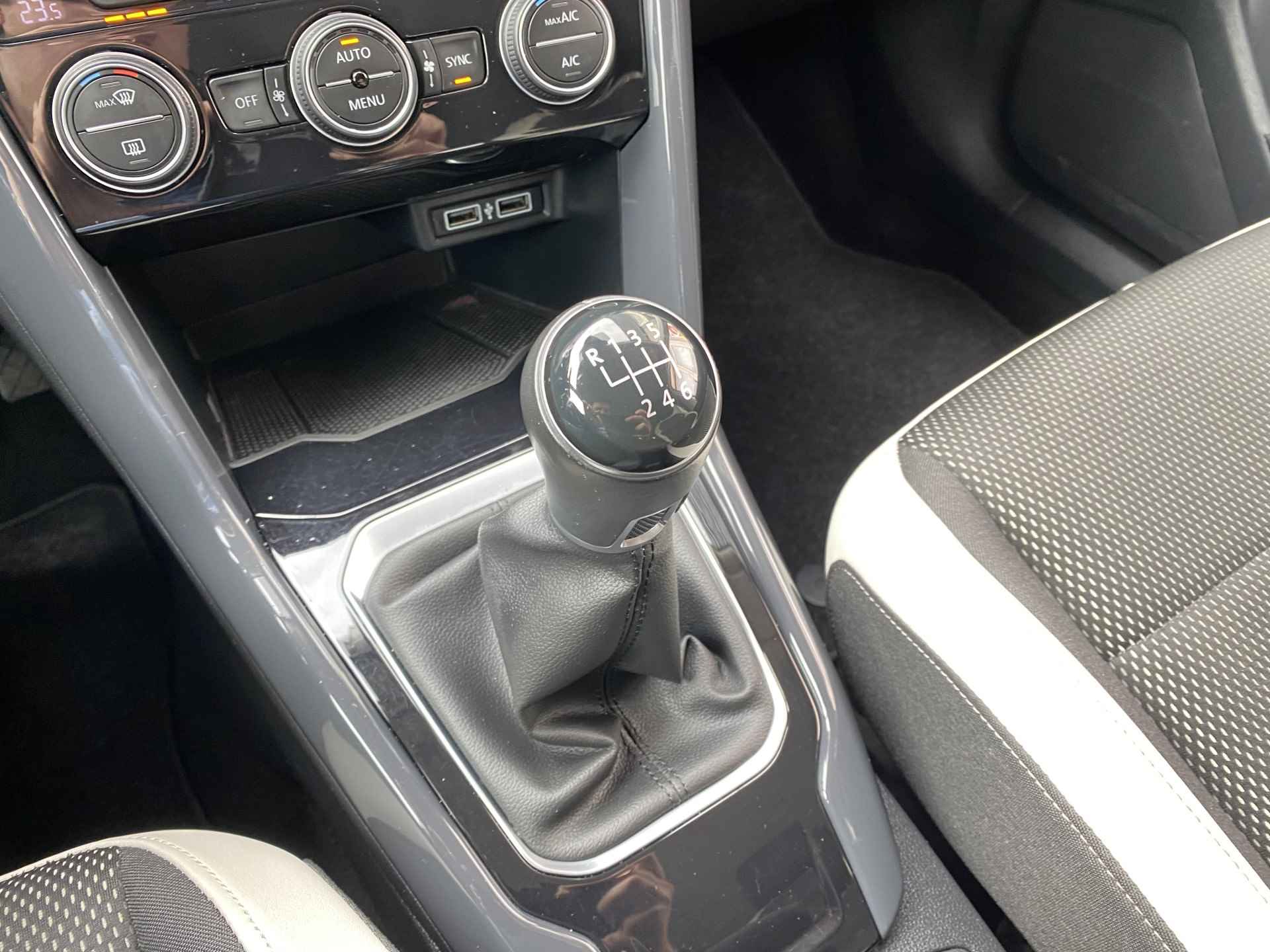 Volkswagen T-Roc 1.5 TSI Sport / DIGITAAL DASHBOARD / BEATS AUDIO / NAVIGATIE / ADAPTIEVE CRUISE CONTROL / APP-CONNECT / - 29/43