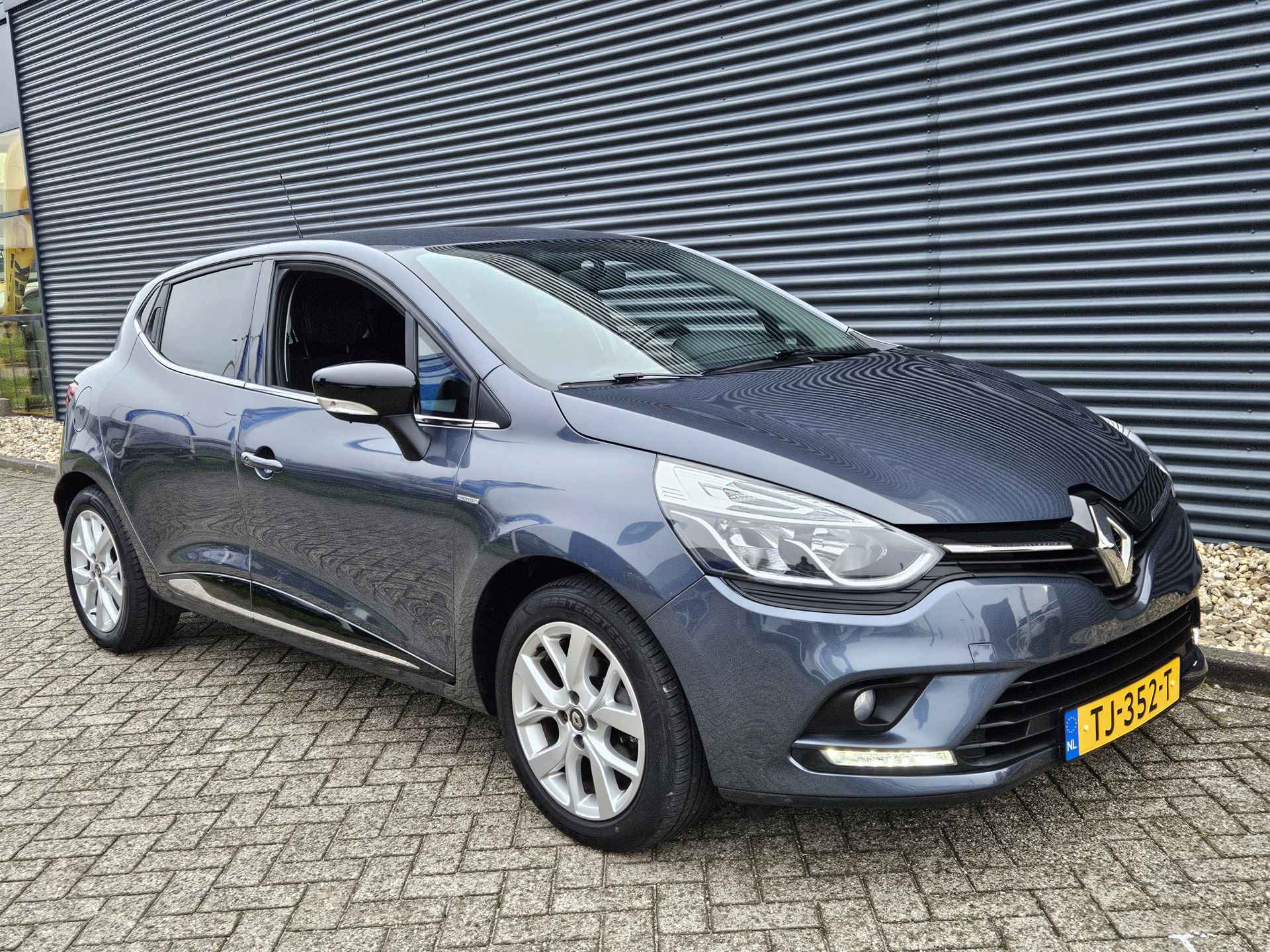 Renault Clio 0.9 TCe Limited | Navigatie | Bluetooth | Cruise Control | Parkeersensoren | Lichtmetalen Velgen | Middenarmsteun Voor | Nette Auto !! - 3/39