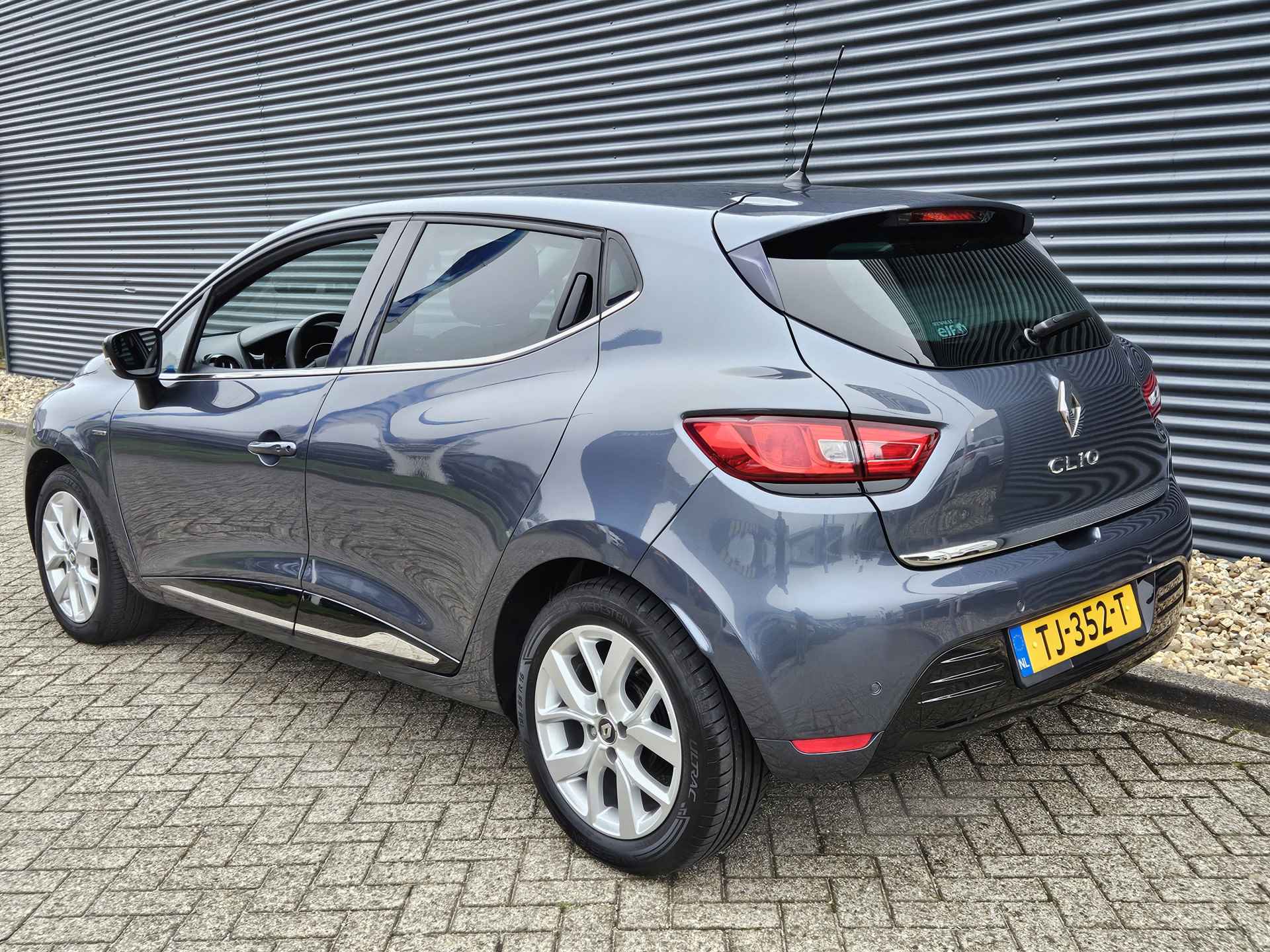 Renault Clio 0.9 TCe Limited | Navigatie | Bluetooth | Cruise Control | Parkeersensoren | Lichtmetalen Velgen | Middenarmsteun Voor | Nette Auto !! - 5/39