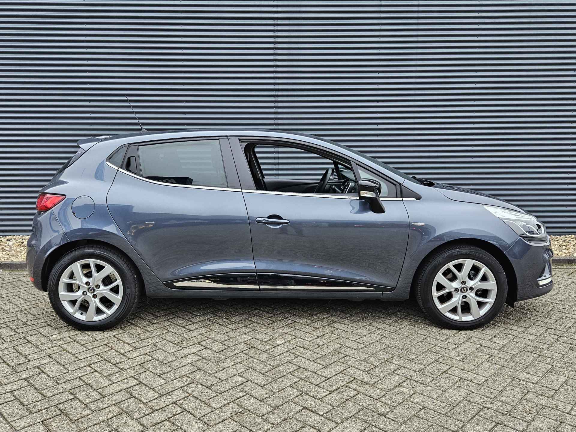 Renault Clio 0.9 TCe Limited | Navigatie | Bluetooth | Cruise Control | Parkeersensoren | Lichtmetalen Velgen | Middenarmsteun Voor | Nette Auto !! - 14/39