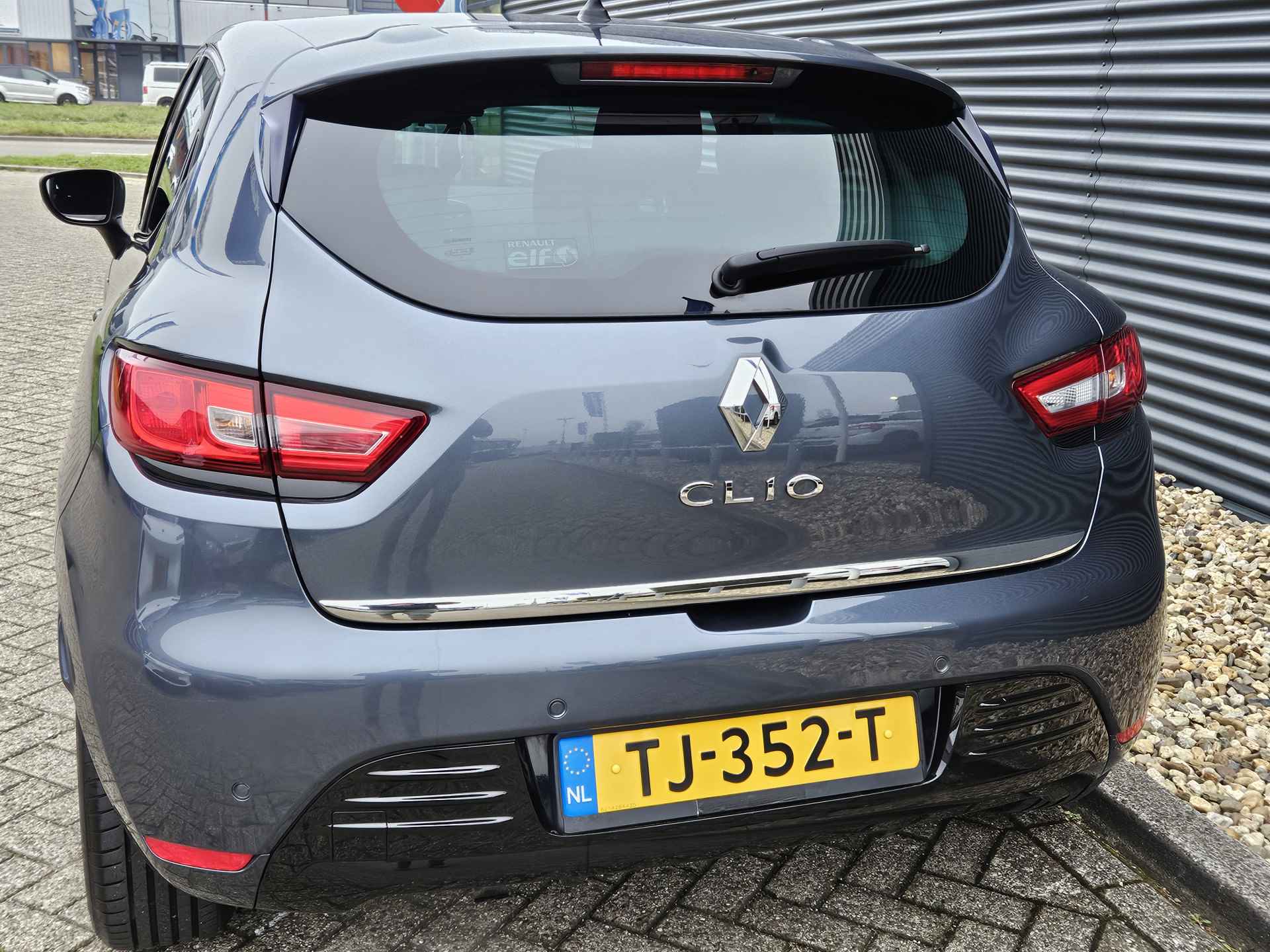 Renault Clio 0.9 TCe Limited | Navigatie | Bluetooth | Cruise Control | Parkeersensoren | Lichtmetalen Velgen | Middenarmsteun Voor | Nette Auto !! - 15/39