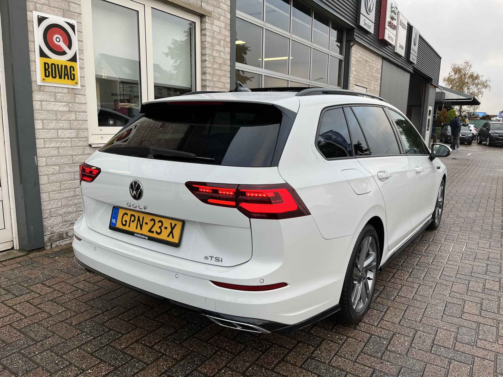 Volkswagen GOLF Variant 1.5 eTSI 2x R-Line / AUTOMAAT/ PANO/ CAMERA/ PARK. SENSOREN/ LED/ STOEL EN STUUR VERWARM./ ADAPT. CRUISE/ APP CONNECT/ NAVI/ CLIMA/ DAB/ 17" LMV/ - 44/49