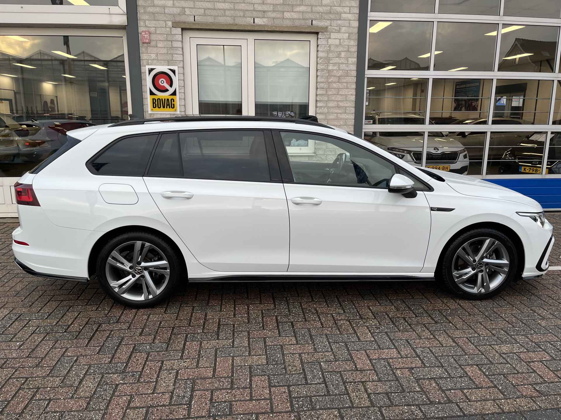 Volkswagen GOLF Variant 1.5 eTSI 2x R-Line / AUTOMAAT/ PANO/ CAMERA/ PARK. SENSOREN/ LED/ STOEL EN STUUR VERWARM./ ADAPT. CRUISE/ APP CONNECT/ NAVI/ CLIMA/ DAB/ 17" LMV/ - 45/49