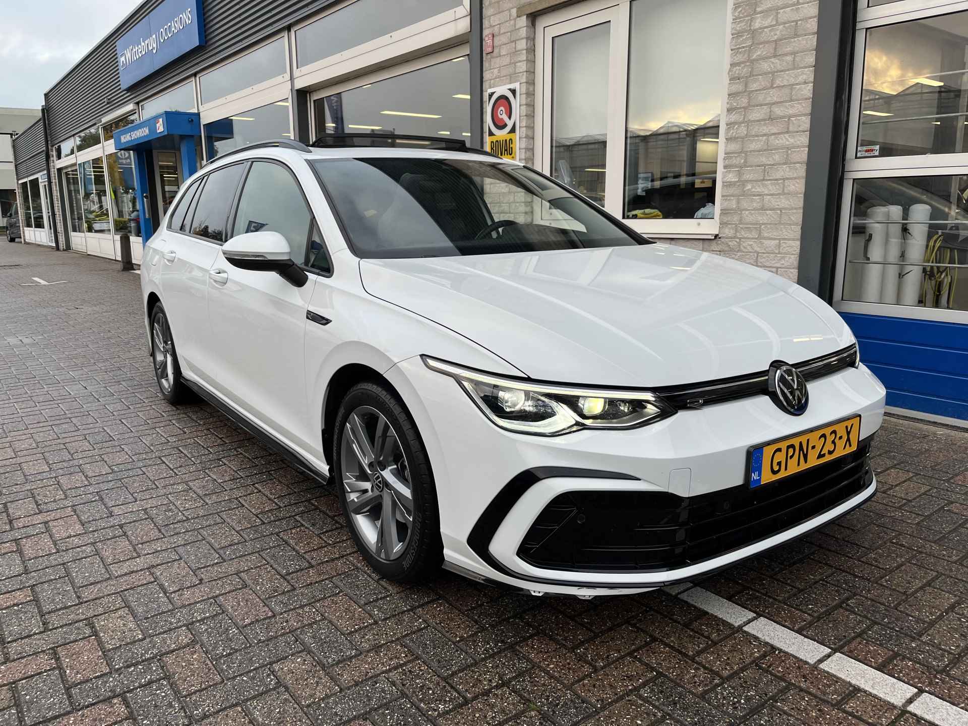 Volkswagen GOLF Variant 1.5 eTSI 2x R-Line / AUTOMAAT/ PANO/ CAMERA/ PARK. SENSOREN/ LED/ STOEL EN STUUR VERWARM./ ADAPT. CRUISE/ APP CONNECT/ NAVI/ CLIMA/ DAB/ 17" LMV/ - 46/49