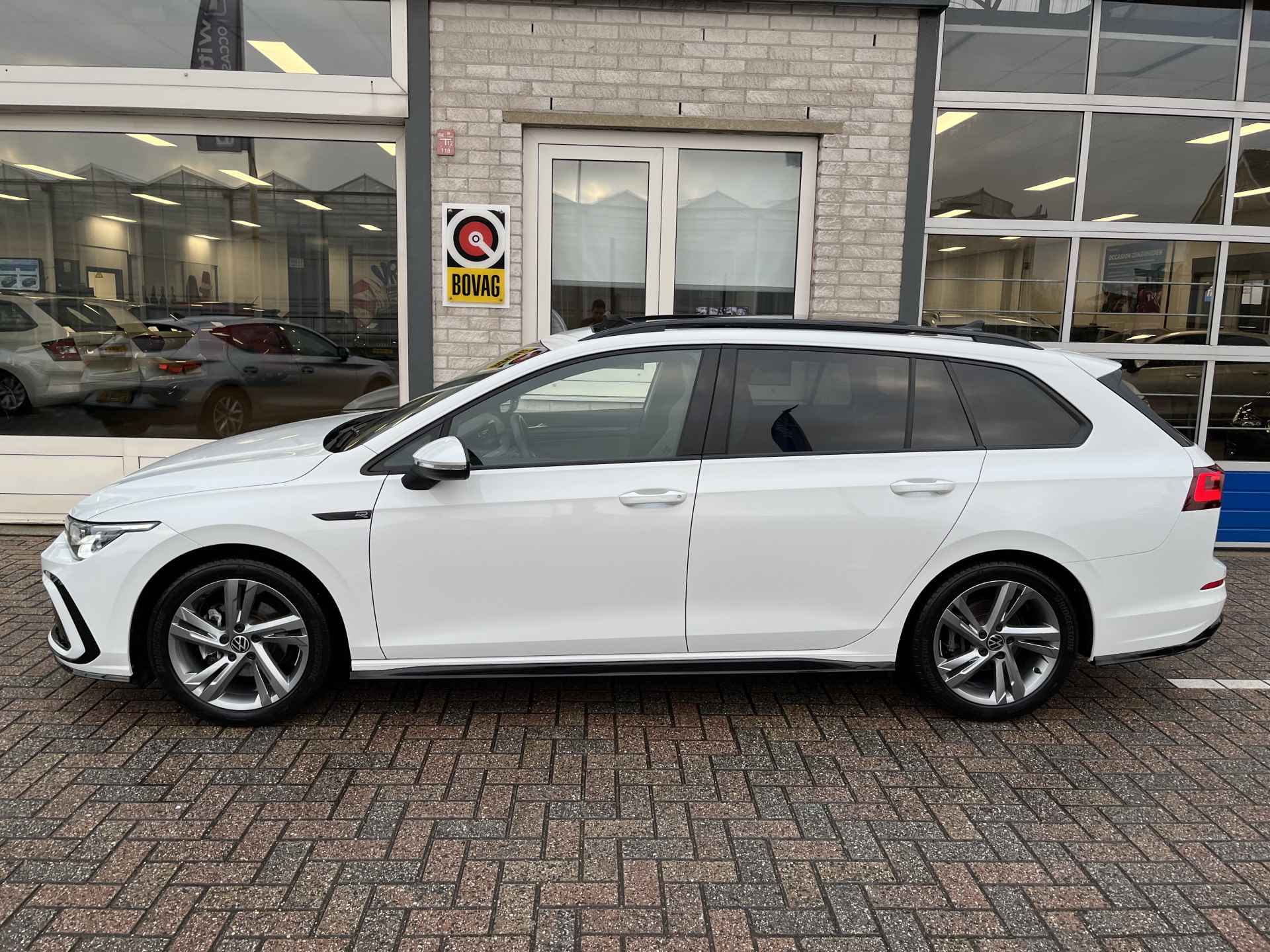 Volkswagen GOLF Variant 1.5 eTSI 2x R-Line / AUTOMAAT/ PANO/ CAMERA/ PARK. SENSOREN/ LED/ STOEL EN STUUR VERWARM./ ADAPT. CRUISE/ APP CONNECT/ NAVI/ CLIMA/ DAB/ 17" LMV/ - 3/49