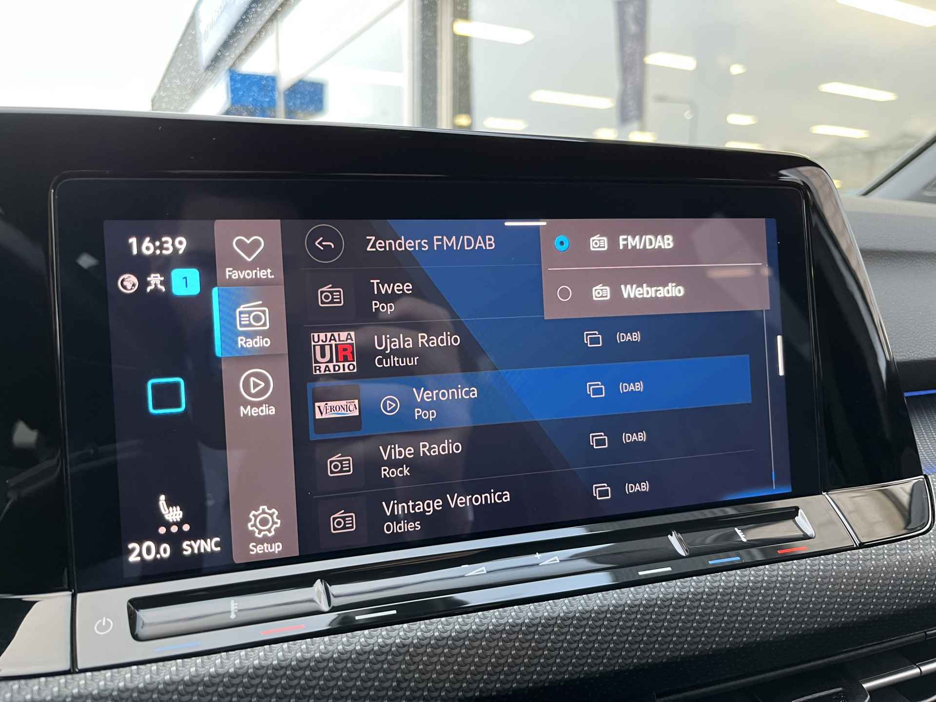 Volkswagen GOLF Variant 1.5 eTSI 2x R-Line / AUTOMAAT/ PANO/ CAMERA/ PARK. SENSOREN/ LED/ STOEL EN STUUR VERWARM./ ADAPT. CRUISE/ APP CONNECT/ NAVI/ CLIMA/ DAB/ 17" LMV/ - 17/49