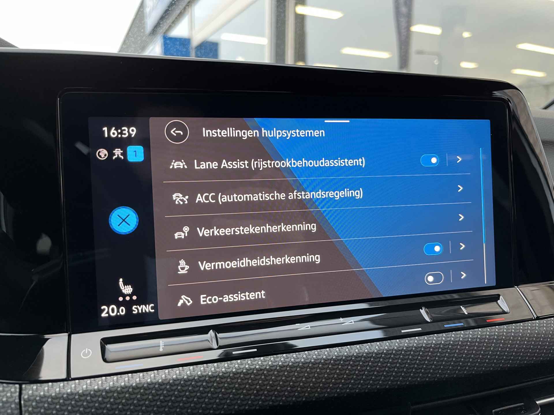 Volkswagen GOLF Variant 1.5 eTSI 2x R-Line / AUTOMAAT/ PANO/ CAMERA/ PARK. SENSOREN/ LED/ STOEL EN STUUR VERWARM./ ADAPT. CRUISE/ APP CONNECT/ NAVI/ CLIMA/ DAB/ 17" LMV/ - 21/49