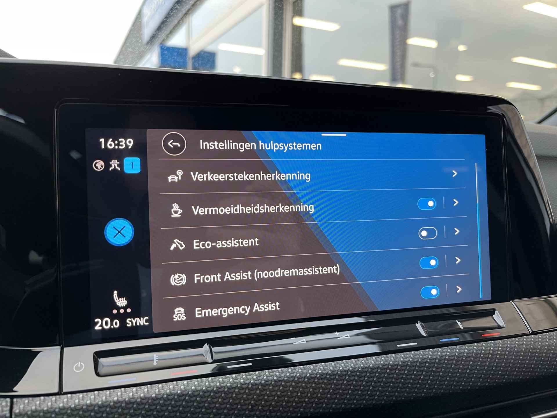 Volkswagen GOLF Variant 1.5 eTSI 2x R-Line / AUTOMAAT/ PANO/ CAMERA/ PARK. SENSOREN/ LED/ STOEL EN STUUR VERWARM./ ADAPT. CRUISE/ APP CONNECT/ NAVI/ CLIMA/ DAB/ 17" LMV/ - 22/49