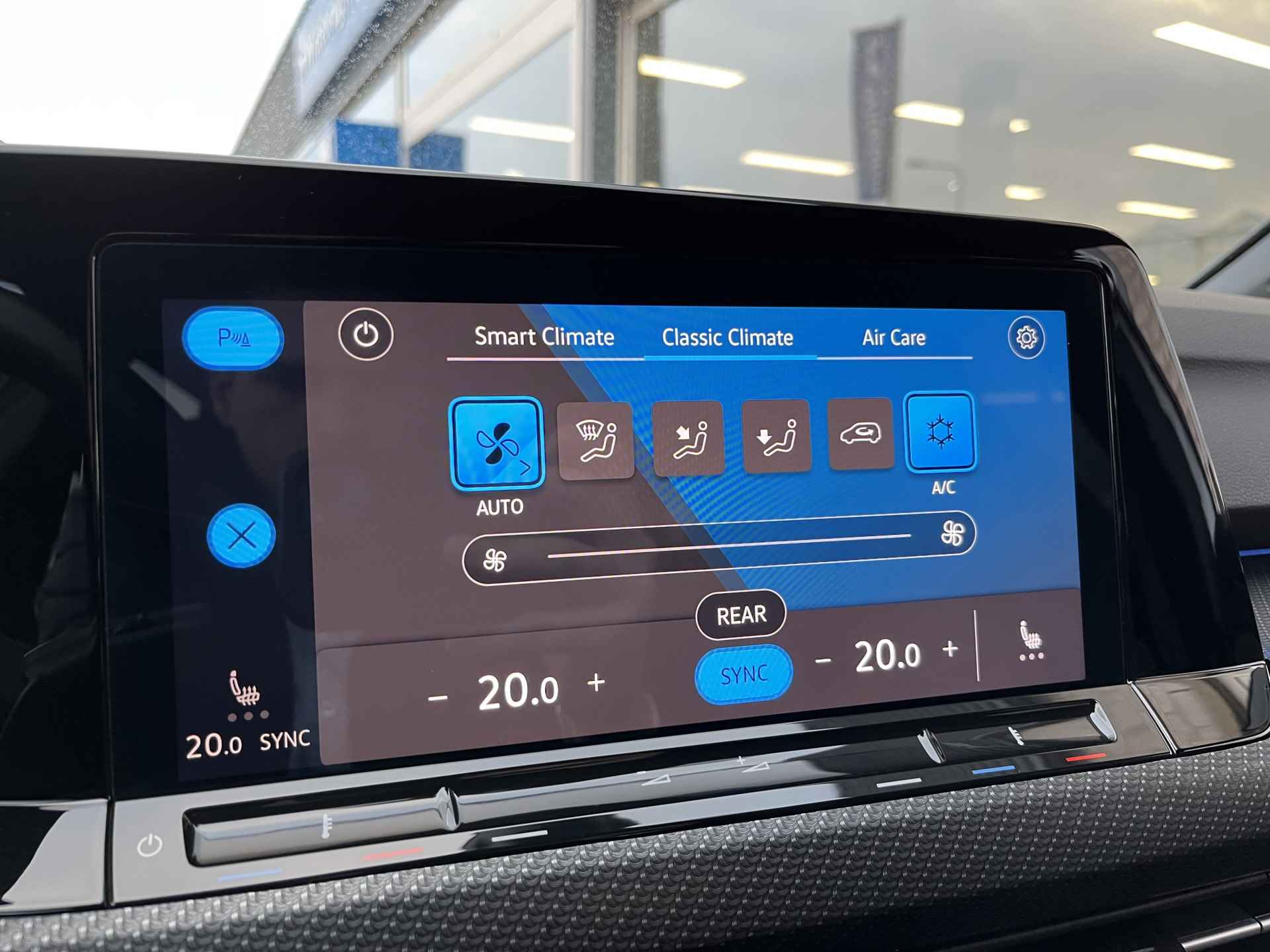 Volkswagen GOLF Variant 1.5 eTSI 2x R-Line / AUTOMAAT/ PANO/ CAMERA/ PARK. SENSOREN/ LED/ STOEL EN STUUR VERWARM./ ADAPT. CRUISE/ APP CONNECT/ NAVI/ CLIMA/ DAB/ 17" LMV/ - 24/49