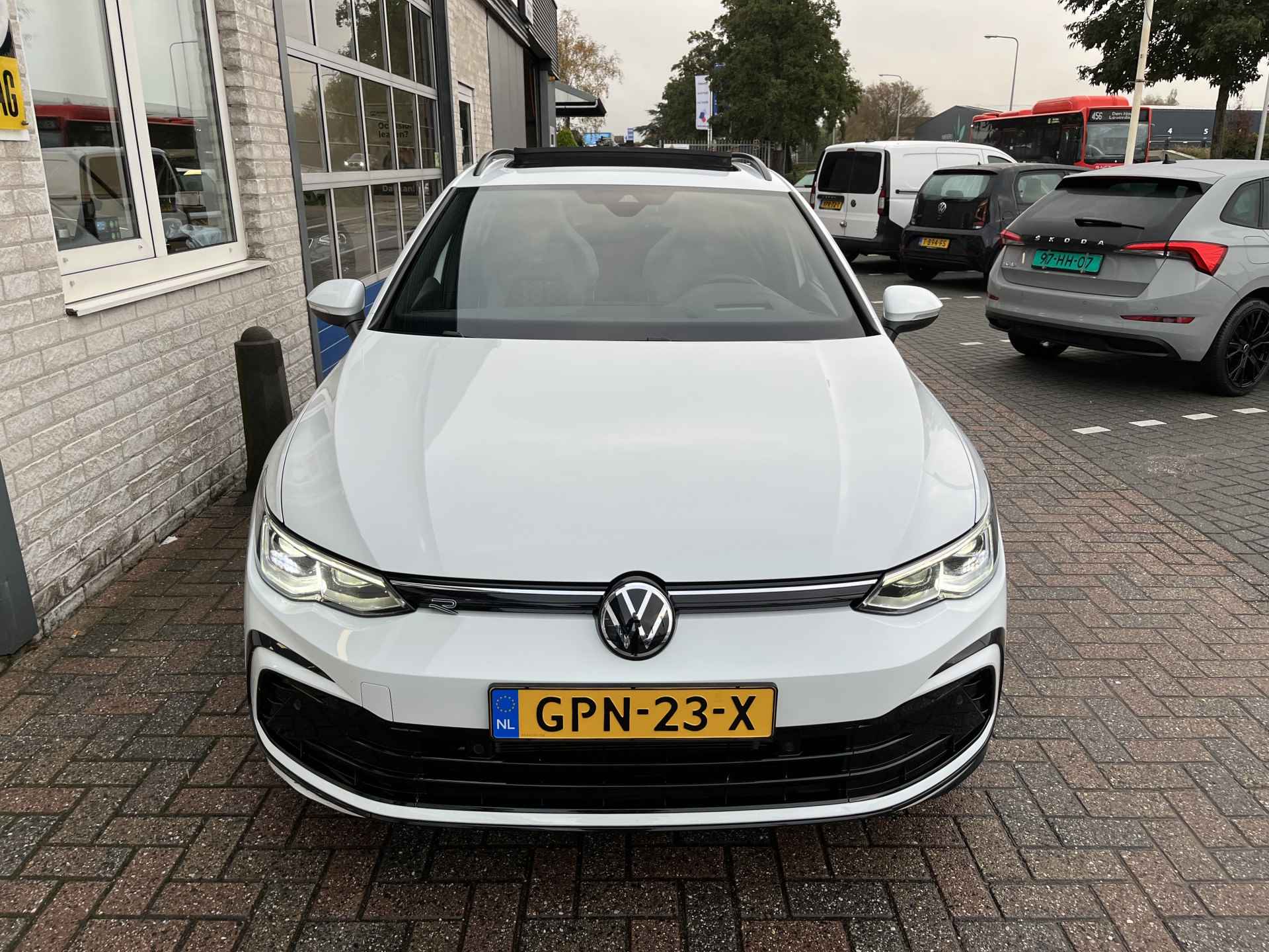 Volkswagen GOLF Variant 1.5 eTSI 2x R-Line / AUTOMAAT/ PANO/ CAMERA/ PARK. SENSOREN/ LED/ STOEL EN STUUR VERWARM./ ADAPT. CRUISE/ APP CONNECT/ NAVI/ CLIMA/ DAB/ 17" LMV/ - 39/49