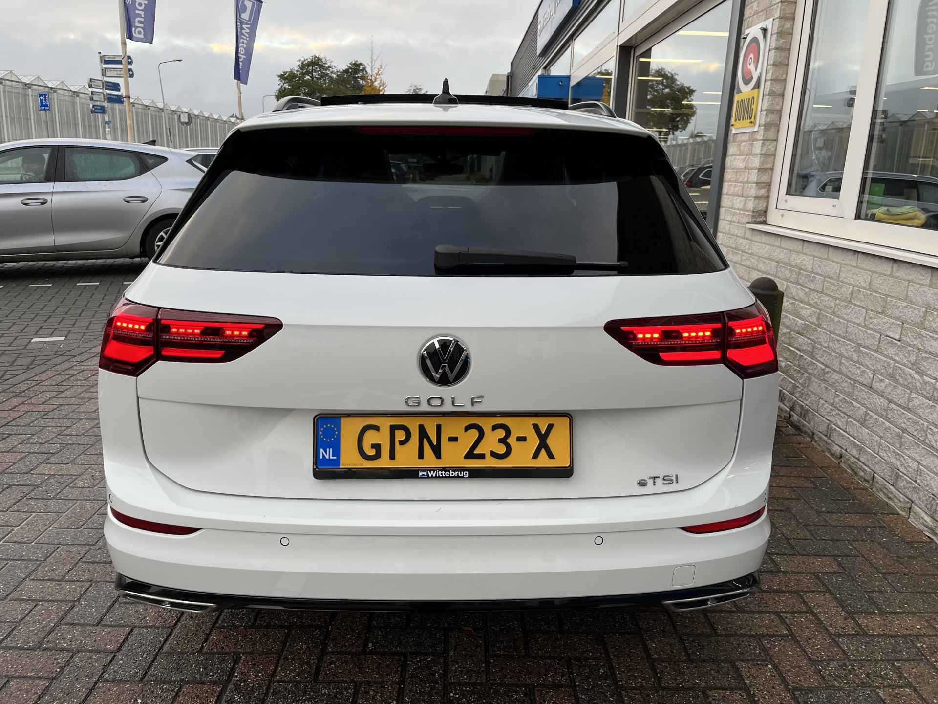 Volkswagen GOLF Variant 1.5 eTSI 2x R-Line / AUTOMAAT/ PANO/ CAMERA/ PARK. SENSOREN/ LED/ STOEL EN STUUR VERWARM./ ADAPT. CRUISE/ APP CONNECT/ NAVI/ CLIMA/ DAB/ 17" LMV/ - 40/49