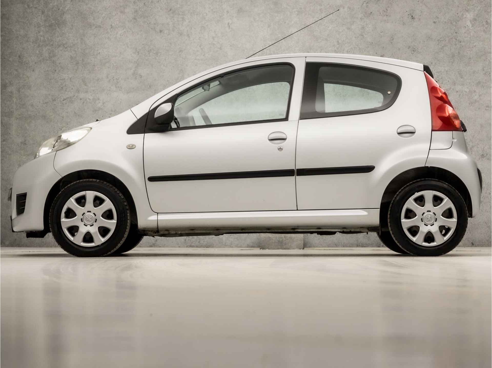 Peugeot 107 1.0-12V Sport (5 DEURS, NAP, RADIO, TOERENTELLER, AIRCO, SPORTSTOELEN, ELEK PAKKET, NIEUWE APK, NIEUWSTAAT) - 2/28