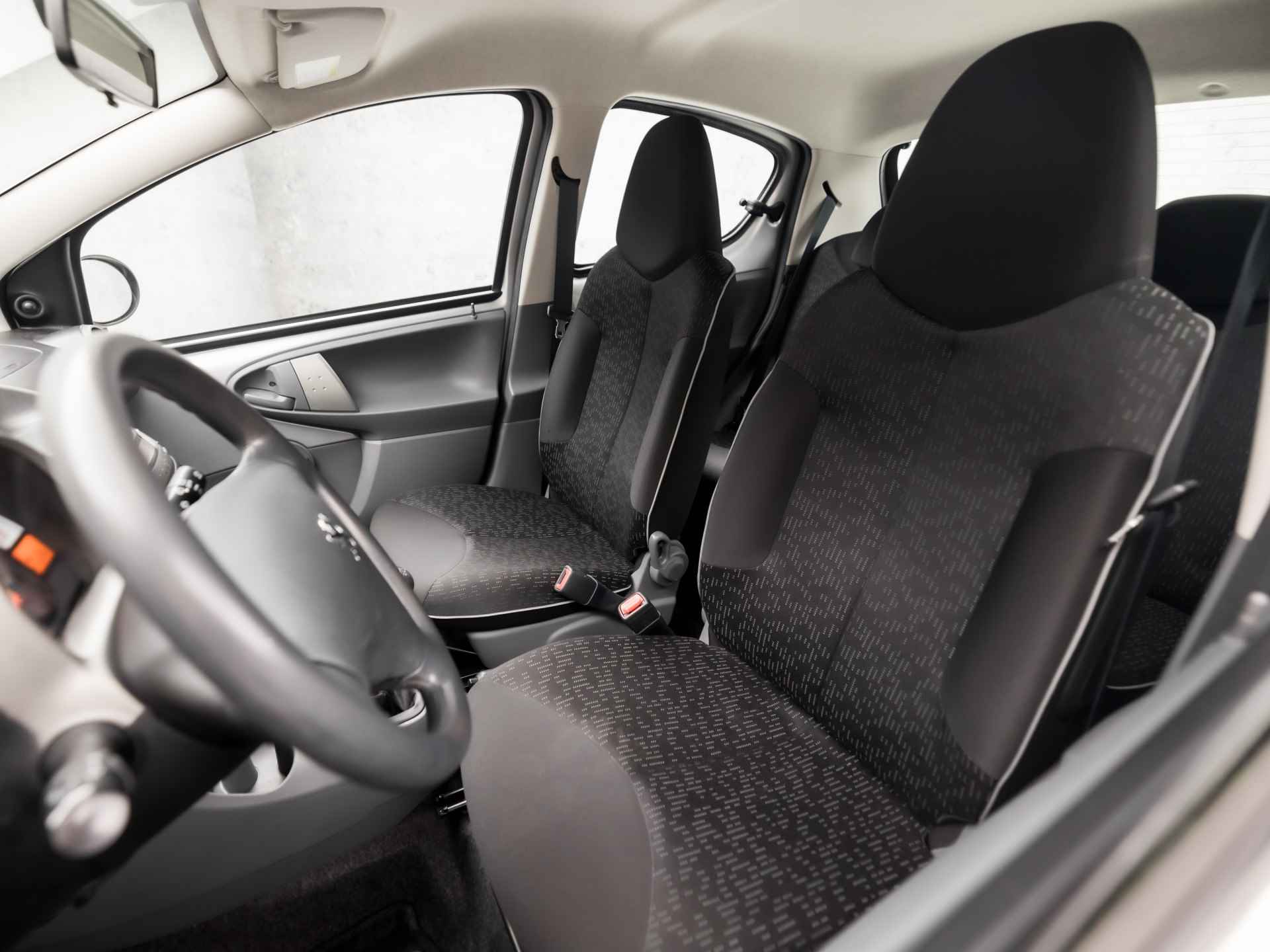 Peugeot 107 1.0-12V Sport (5 DEURS, NAP, RADIO, TOERENTELLER, AIRCO, SPORTSTOELEN, ELEK PAKKET, NIEUWE APK, NIEUWSTAAT) - 13/28