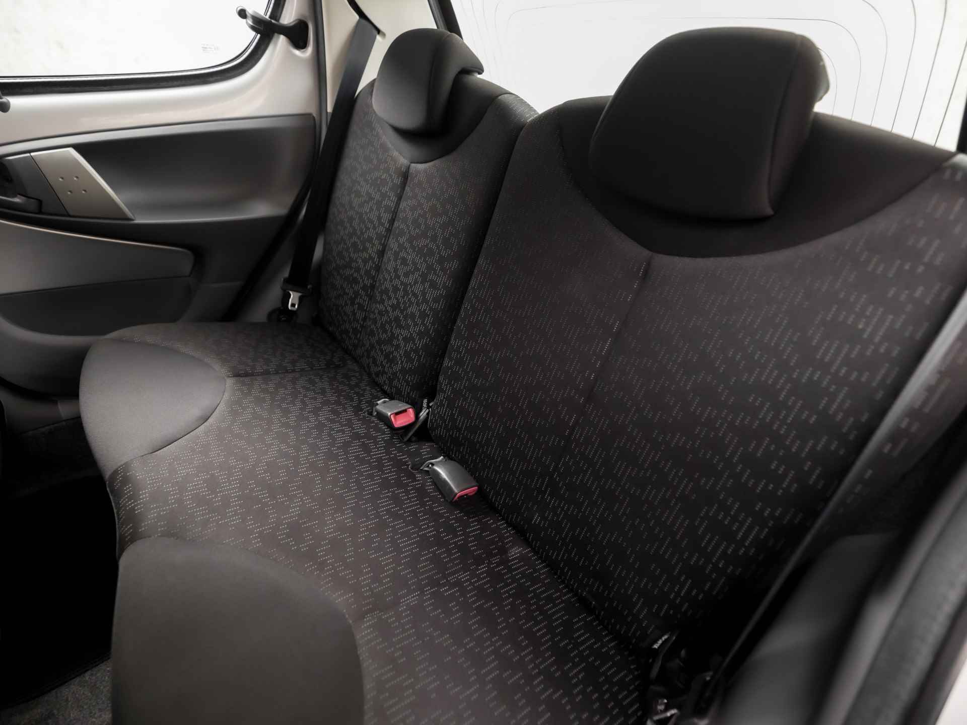 Peugeot 107 1.0-12V Sport (5 DEURS, NAP, RADIO, TOERENTELLER, AIRCO, SPORTSTOELEN, ELEK PAKKET, NIEUWE APK, NIEUWSTAAT) - 14/28