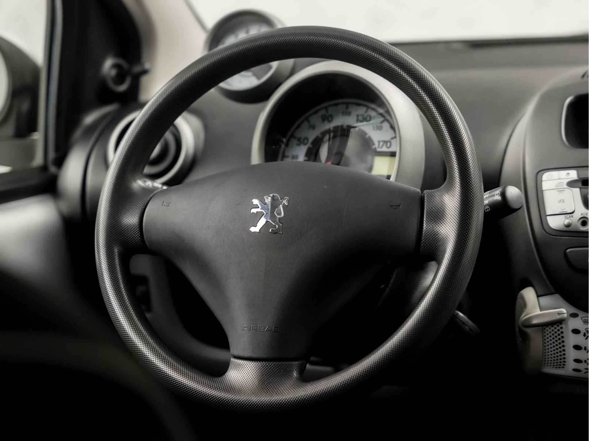 Peugeot 107 1.0-12V Sport (5 DEURS, NAP, RADIO, TOERENTELLER, AIRCO, SPORTSTOELEN, ELEK PAKKET, NIEUWE APK, NIEUWSTAAT) - 16/28