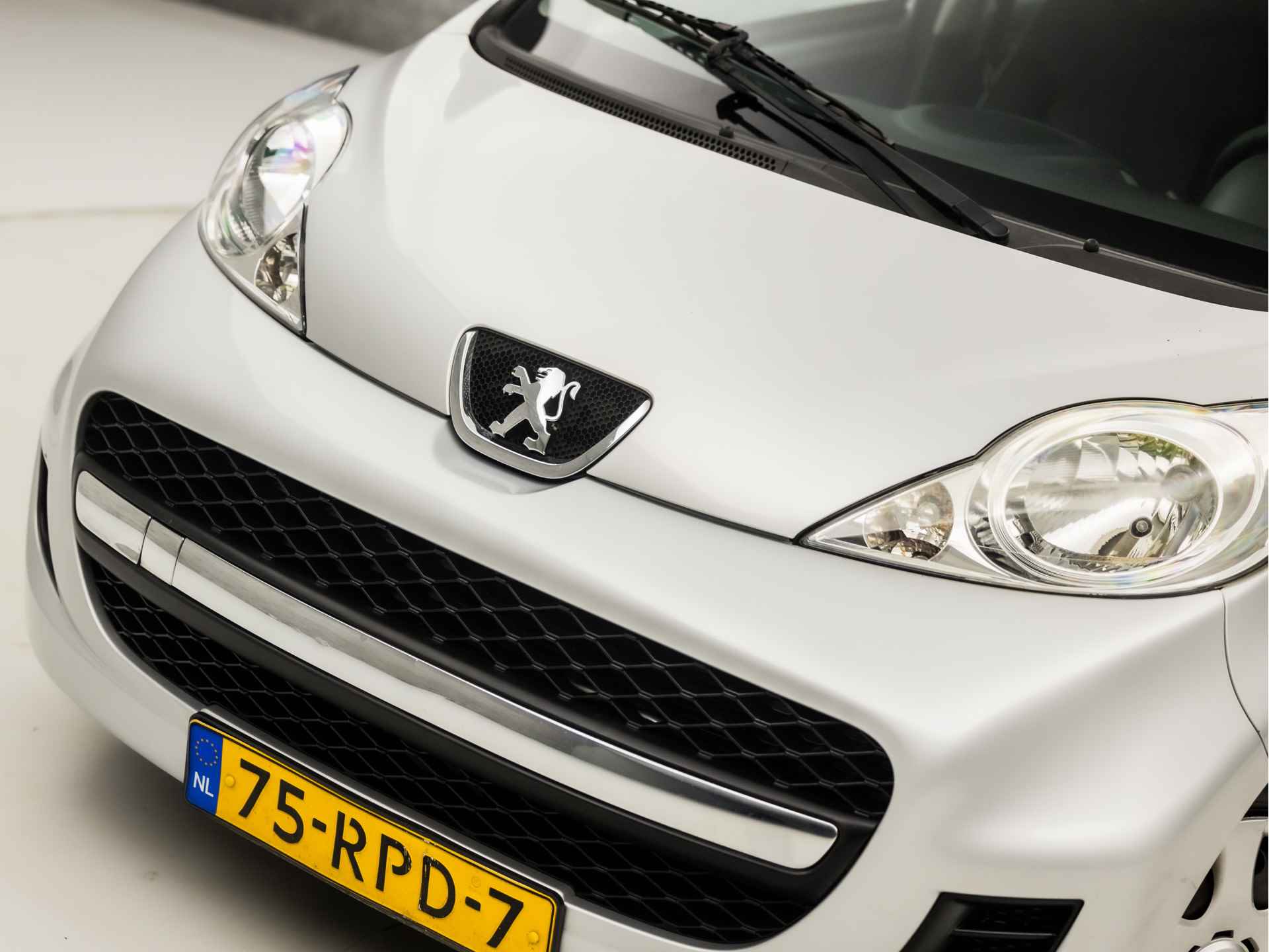 Peugeot 107 1.0-12V Sport (5 DEURS, NAP, RADIO, TOERENTELLER, AIRCO, SPORTSTOELEN, ELEK PAKKET, NIEUWE APK, NIEUWSTAAT) - 24/28