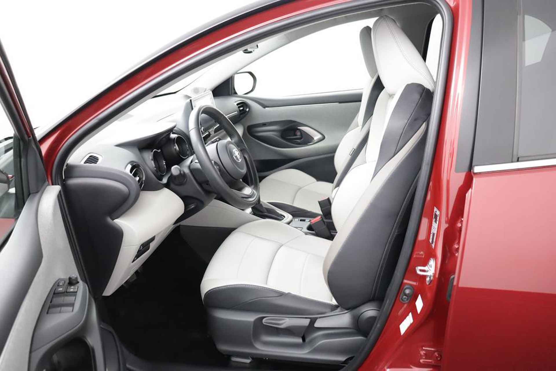 Toyota Yaris 1.5 Hybrid Executive Limited | Lederen bekleding | Climate-Control | Apple Carplay/Android Auto | Stoelverwarming | Parkeersensoren | - 17/49