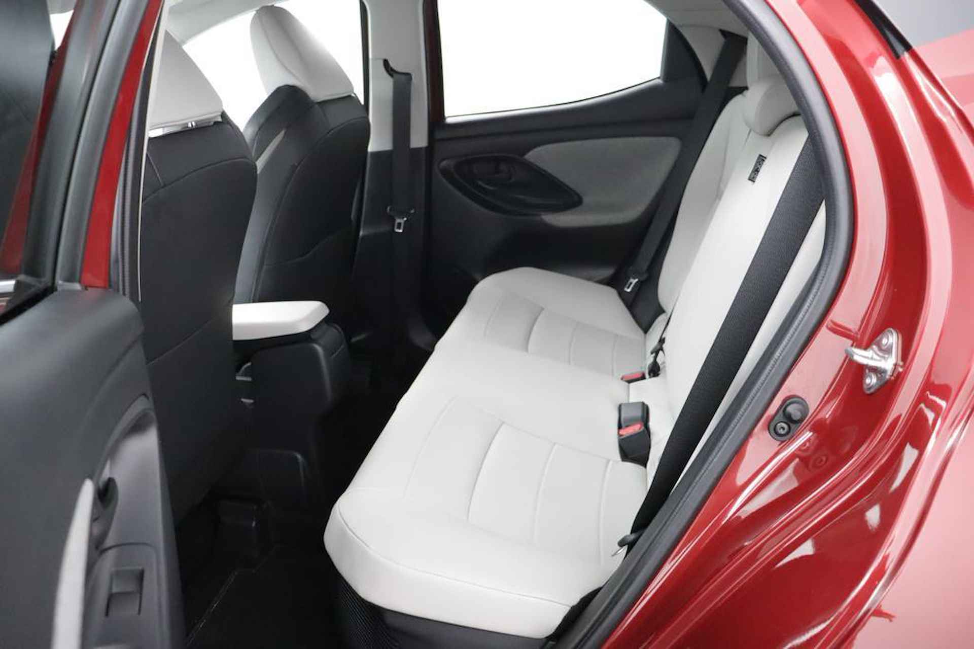 Toyota Yaris 1.5 Hybrid Executive Limited | Lederen bekleding | Climate-Control | Apple Carplay/Android Auto | Stoelverwarming | Parkeersensoren | - 18/49