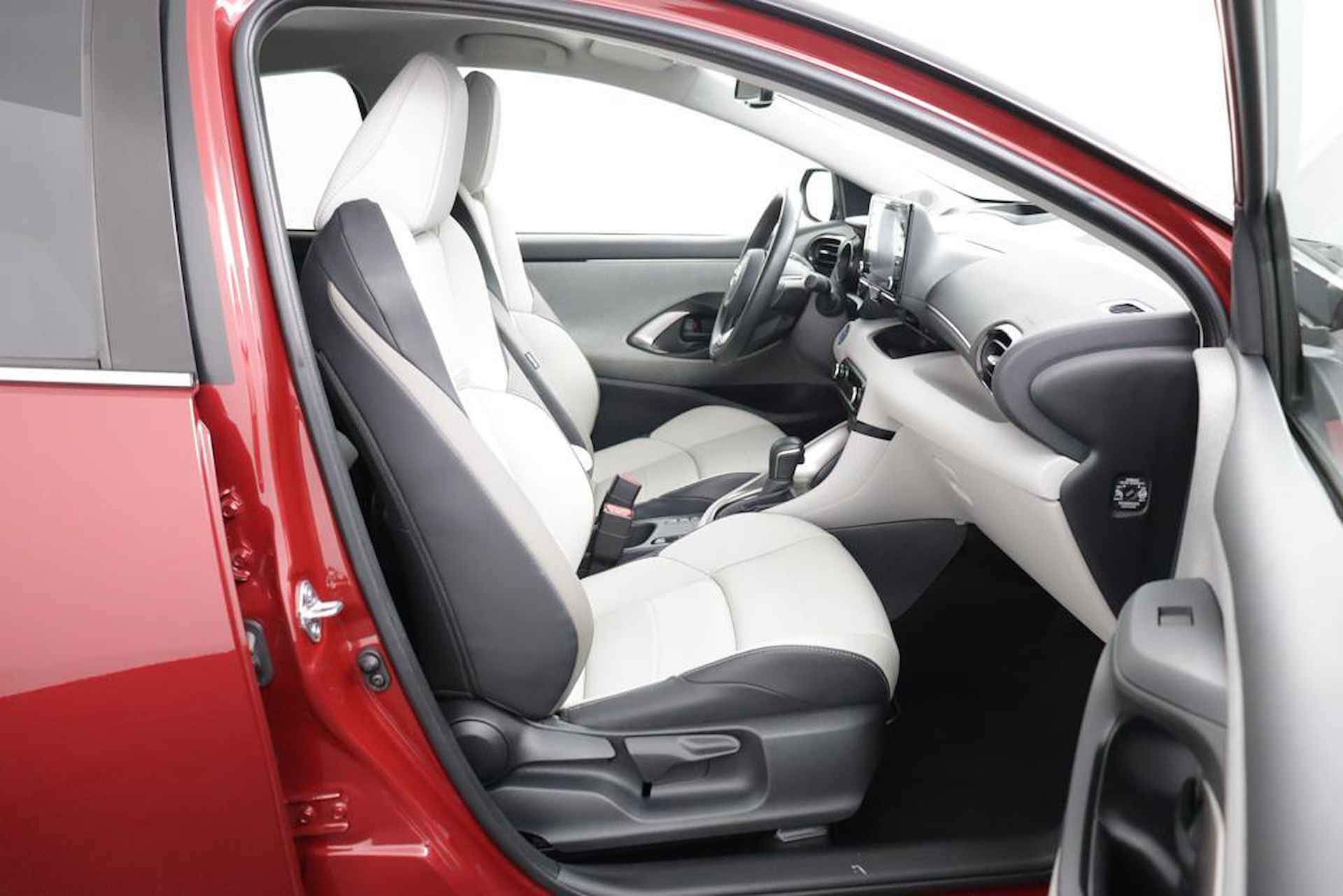 Toyota Yaris 1.5 Hybrid Executive Limited | Lederen bekleding | Climate-Control | Apple Carplay/Android Auto | Stoelverwarming | Parkeersensoren | - 22/49